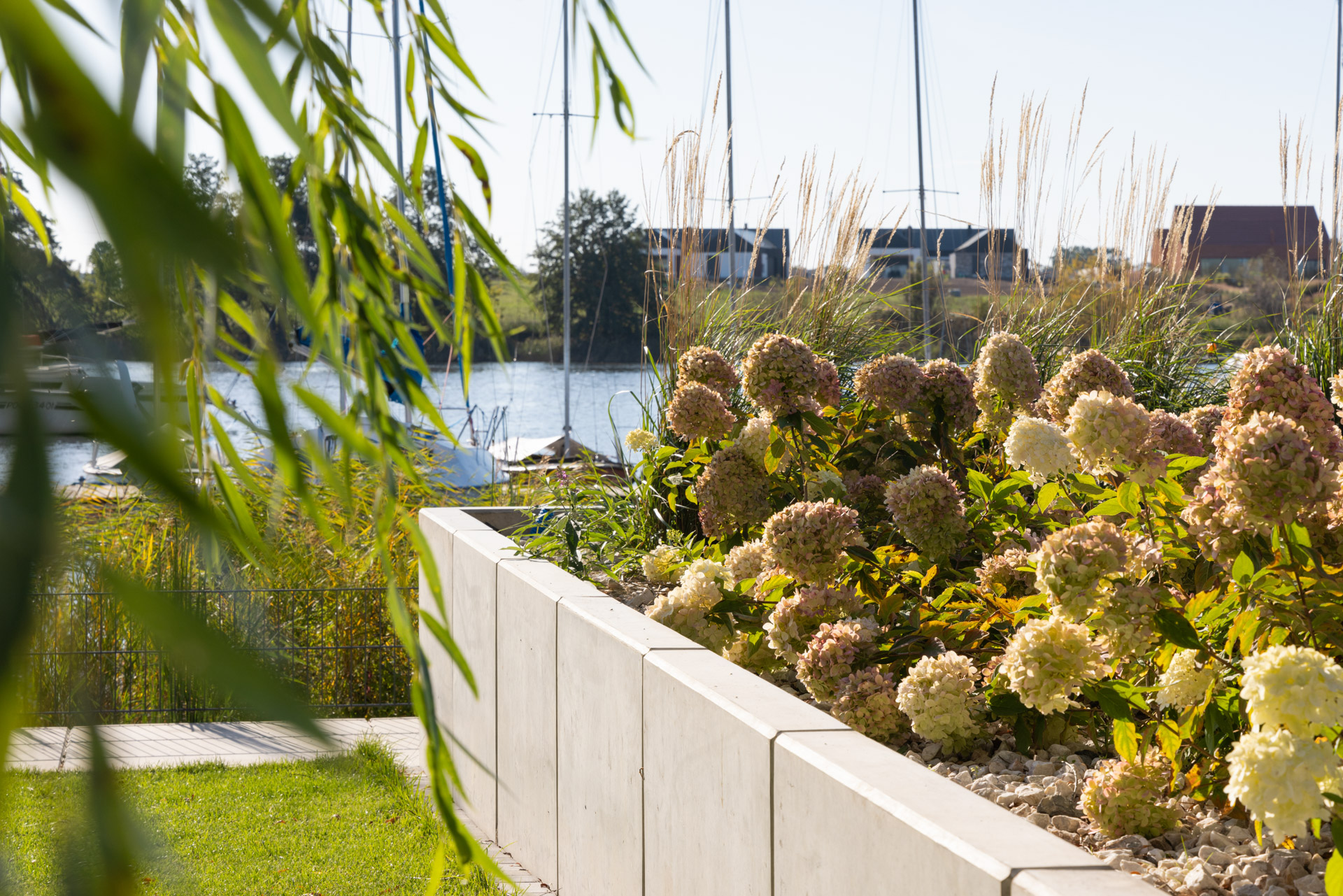 Betonowy kwietnik wykonany ze ścian oporowych Betard