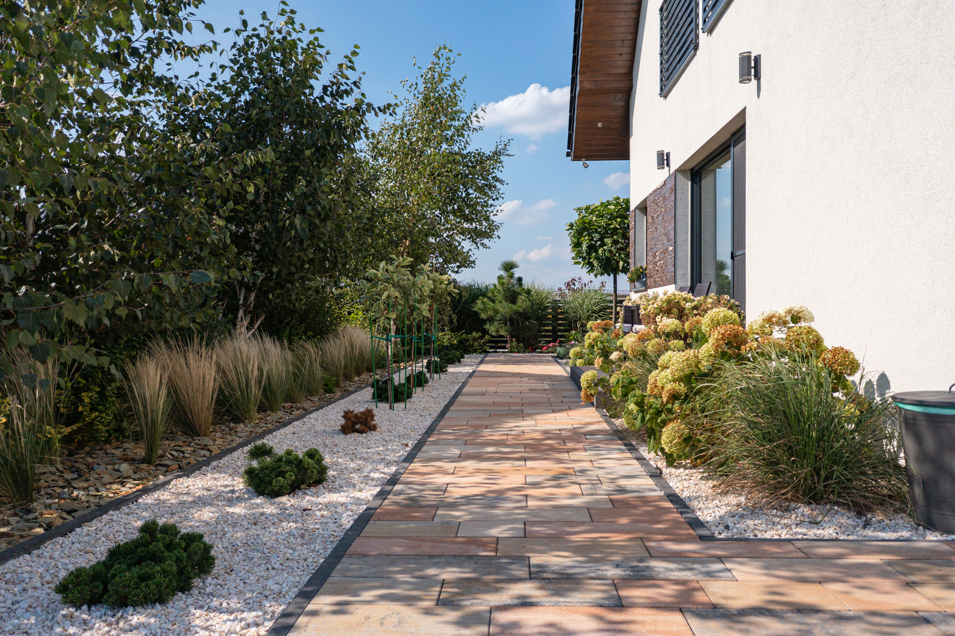 Przydomowa ścieżka z kostek brukowych Pianola