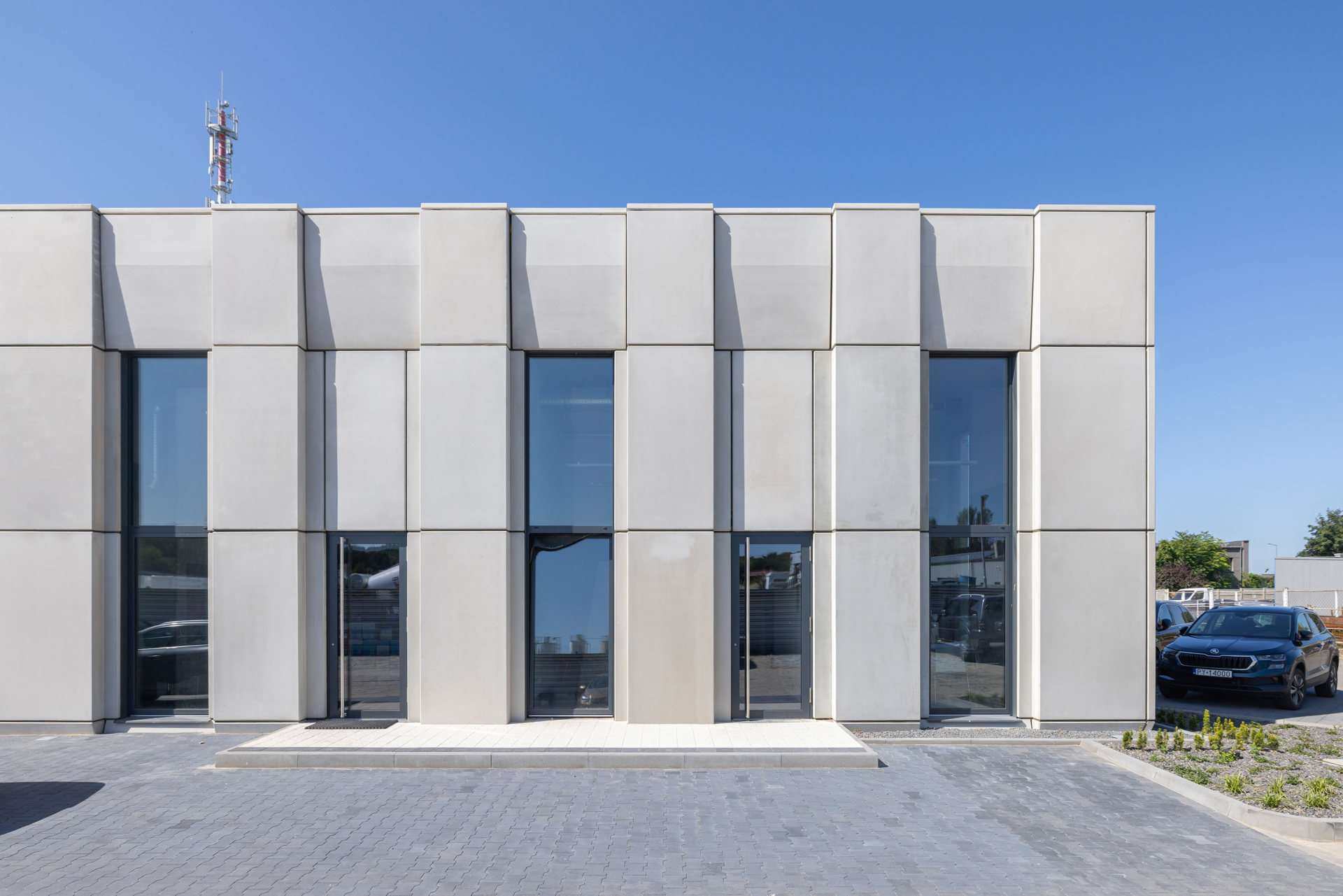 Budynek biurowy z prefabrykowanymi elementami elewacyjnymi, betonowymi