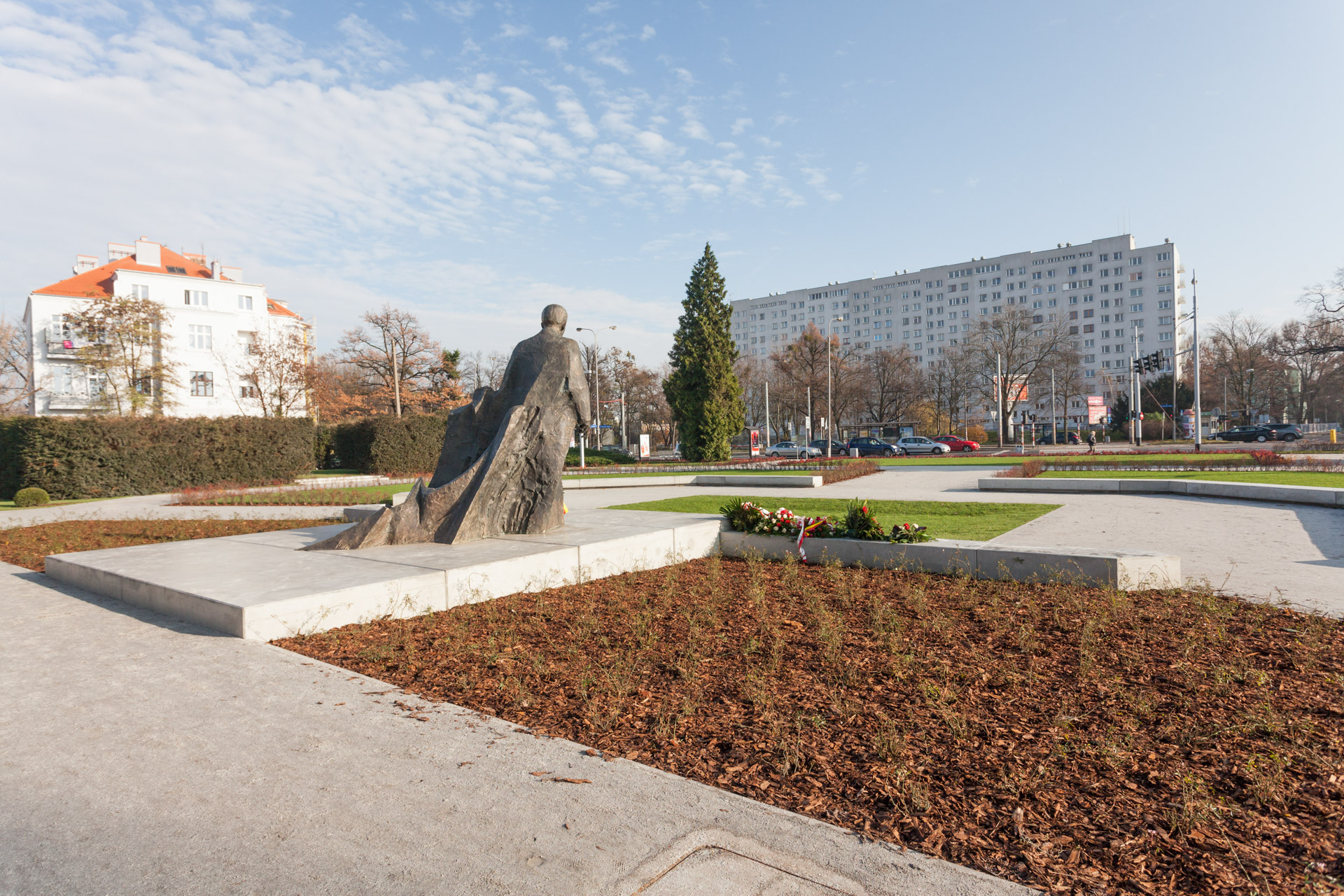 Betonowe siedziska na skwerze Wojciecha Korfantego we Wrocławiu