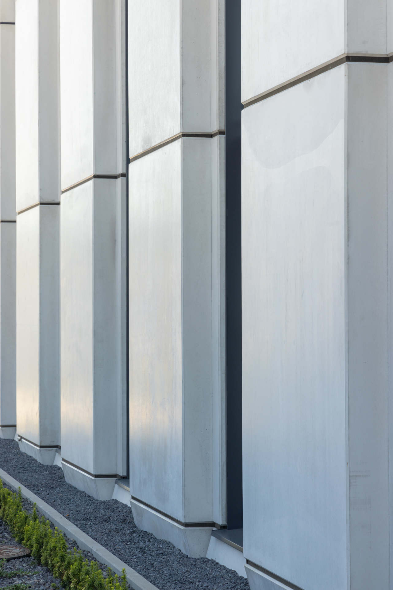Budynek biurowy z prefabrykowanymi elementami elewacyjnymi, betonowymi
