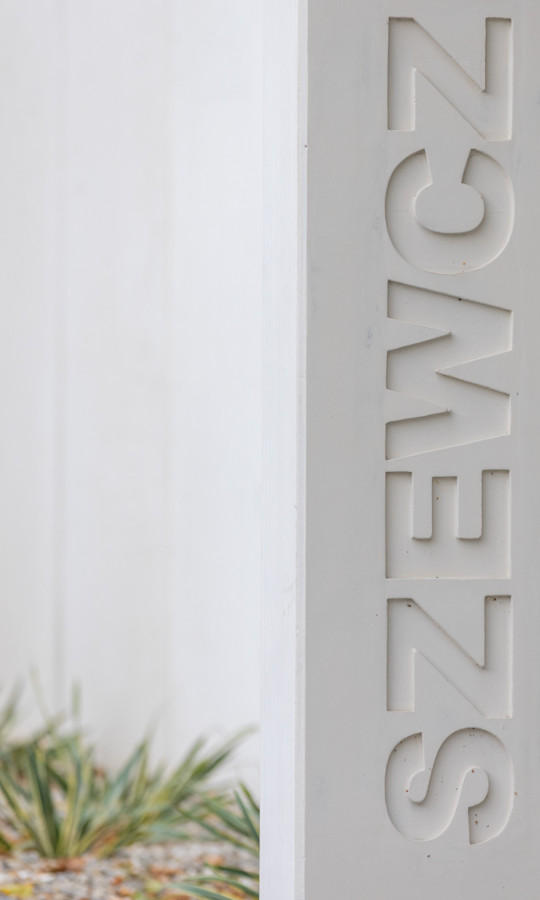 Fragment adresu frezowanego na ogrodzeniu ze ściany oporowej