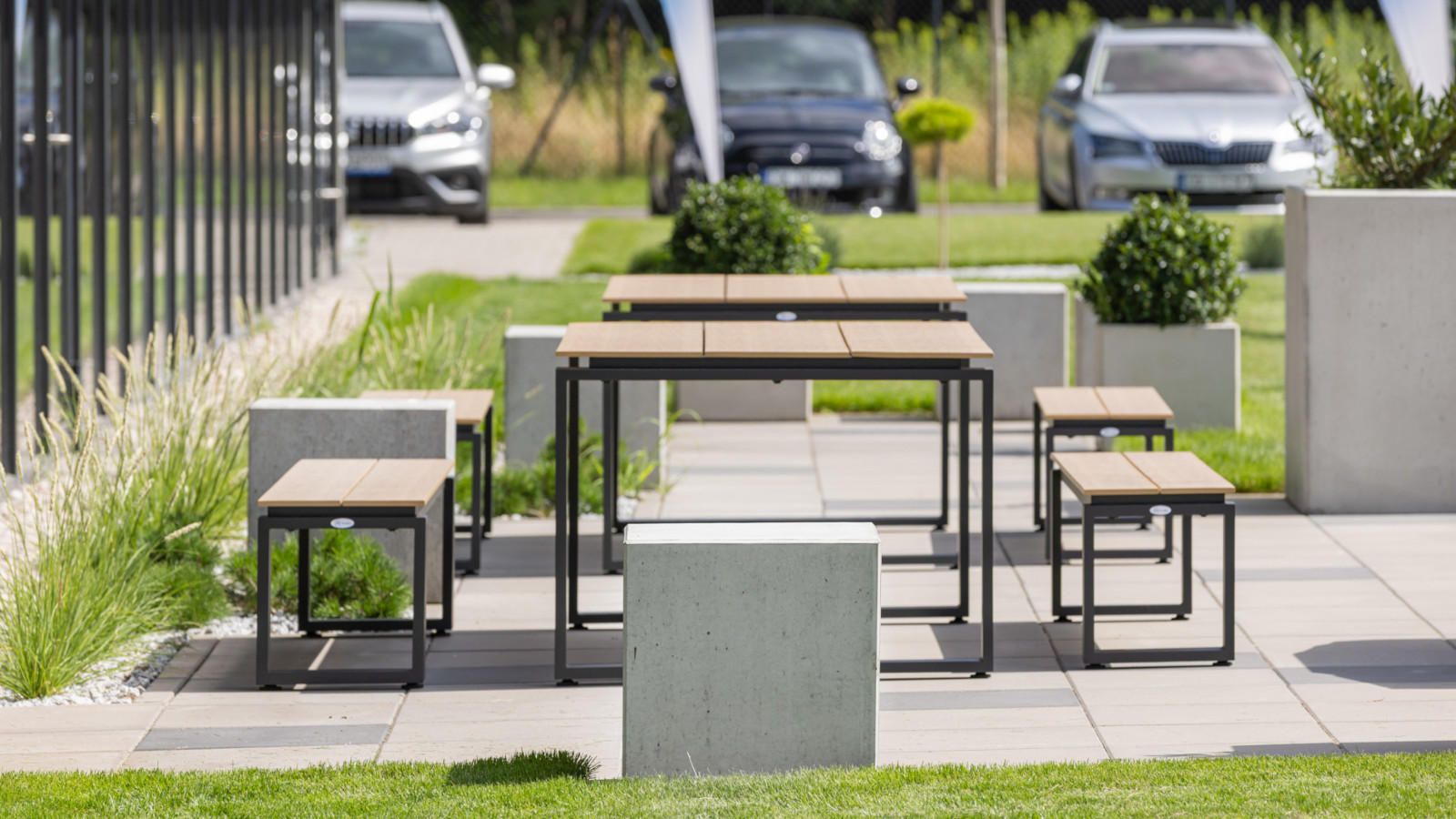 Betonowe siedziska i donice Cubo przed budynkiem biurowym