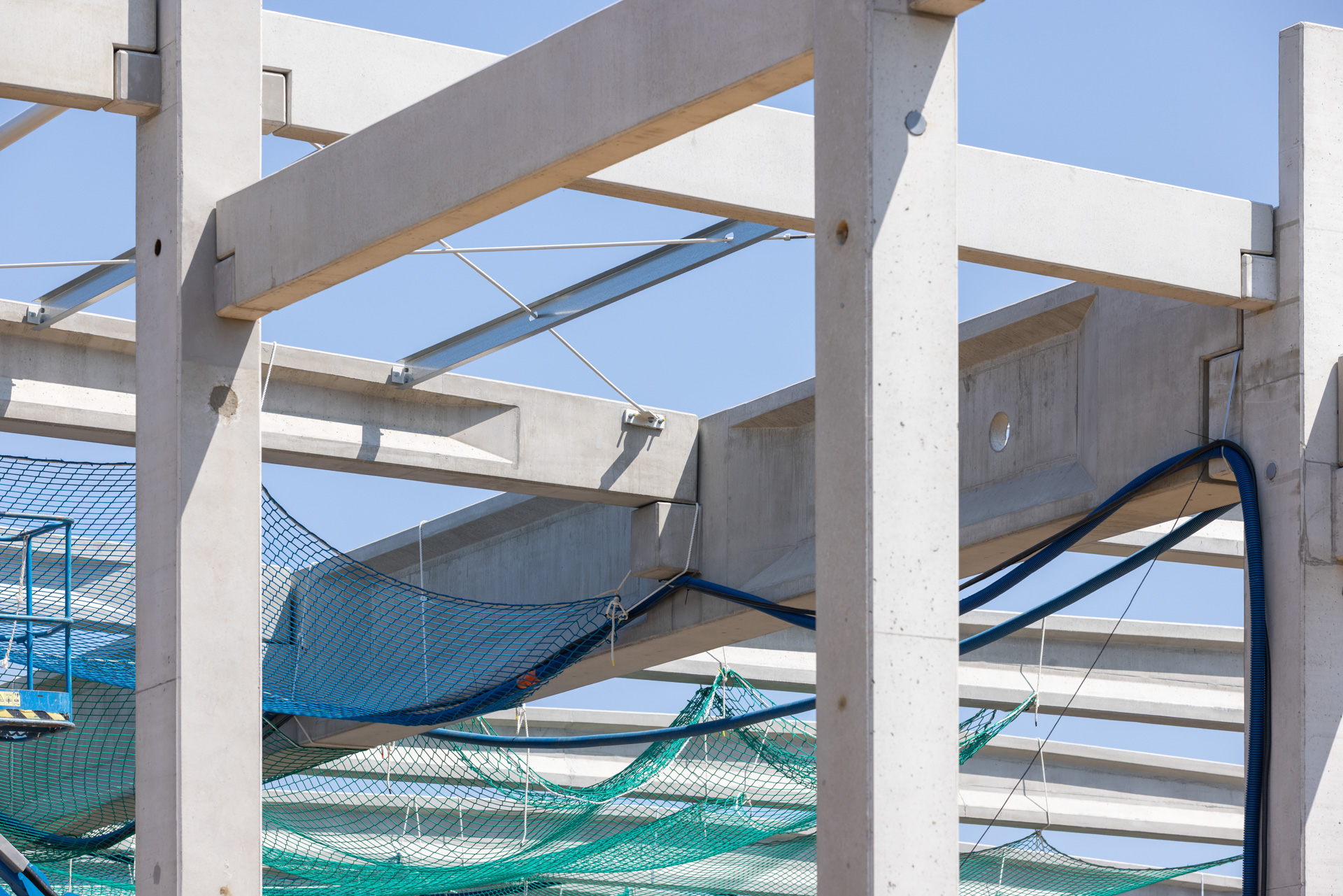 Budynek hali przemysłowej w Wykrotach