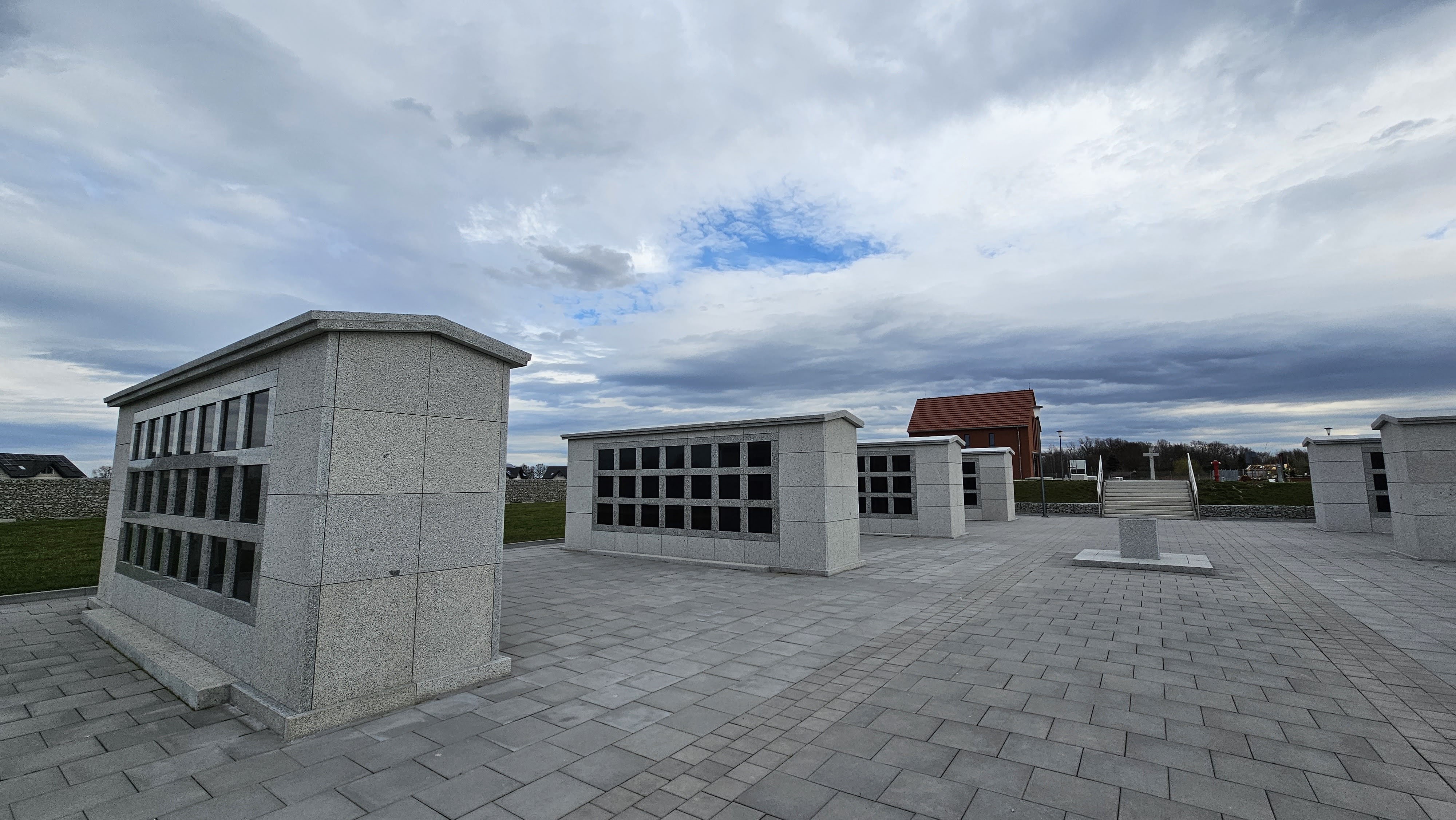 Prefabrykowane Kolumbaria betonowe wykończone płytkami z ułożoną nawierzchnią
