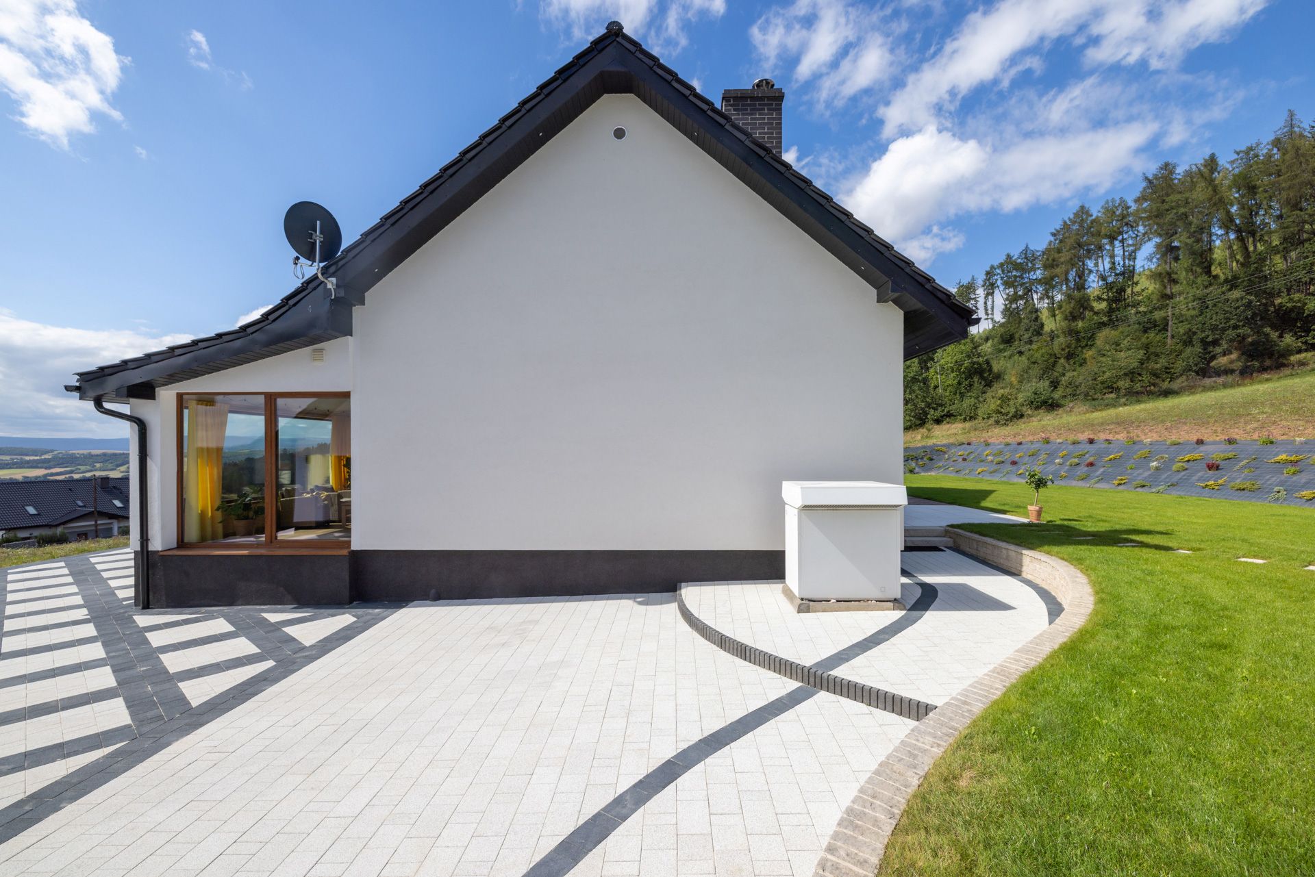 Nawierzchnia przy domu ułożona z kostki brukowej Elementos