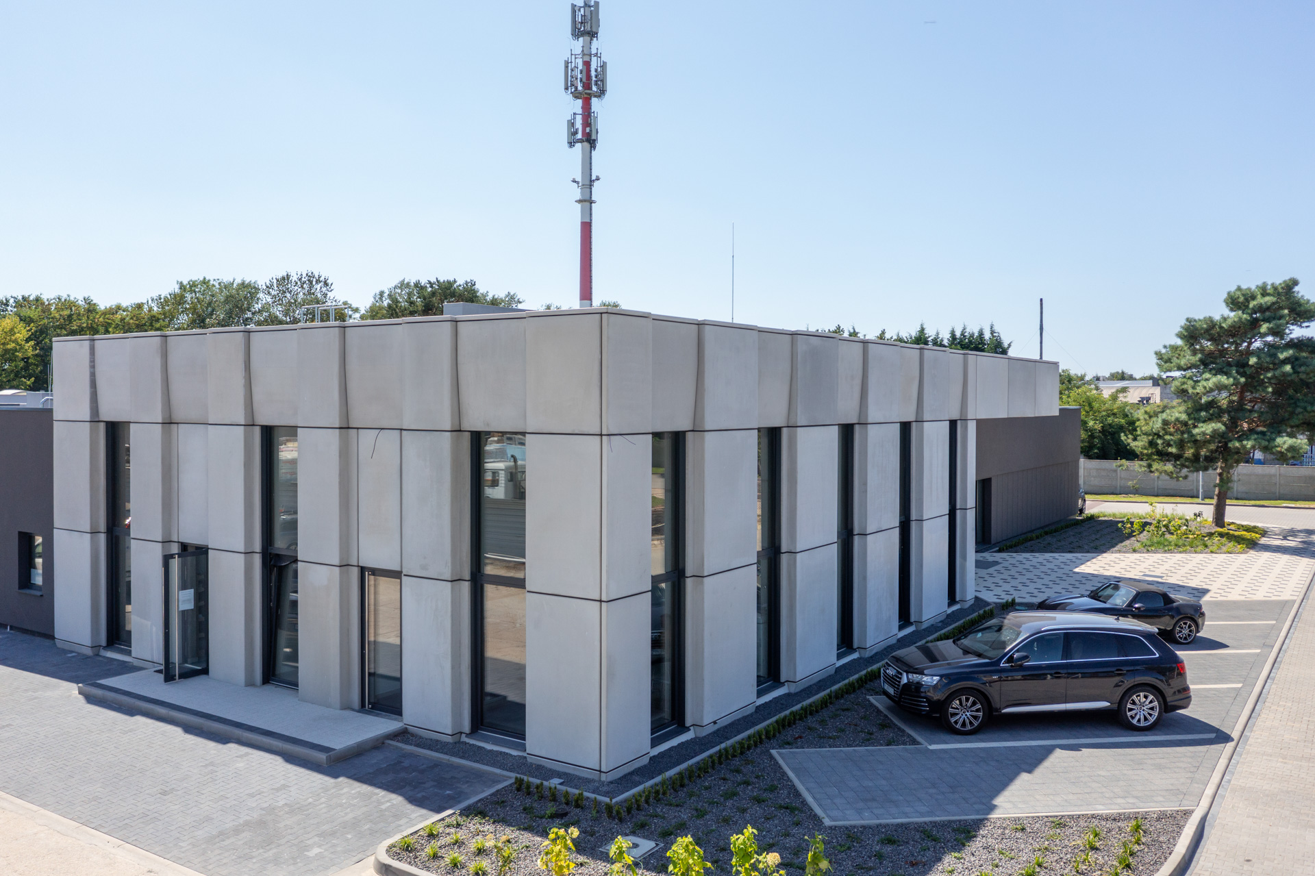 Budynek biurowy z prefabrykowanymi elementami elewacyjnymi, betonowymi