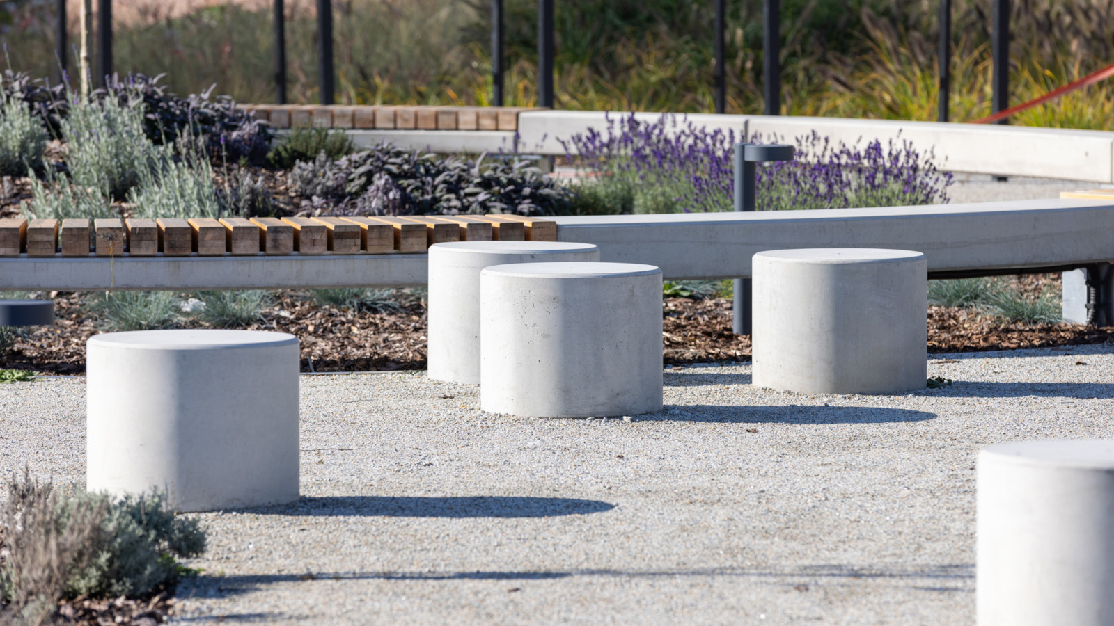 Betonowe siedziska Giro na placu przed biurowcem