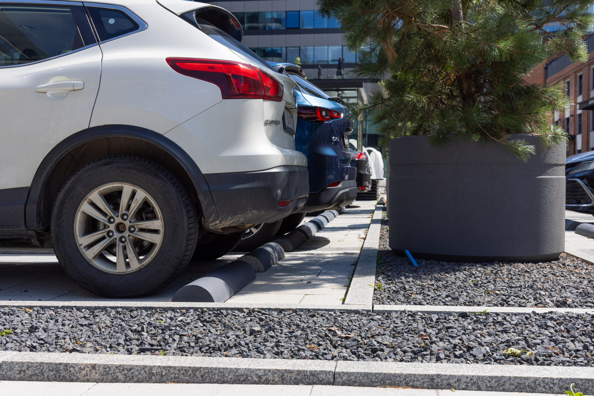 Ograniczniki parkingowe na miejscach postojowych