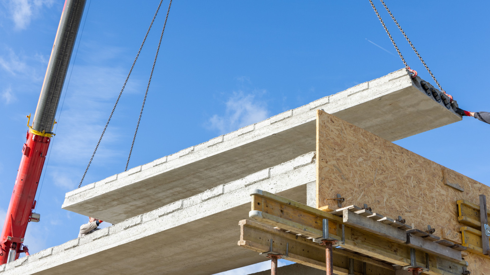 Montaż płyt kanałowych typu S na budynku