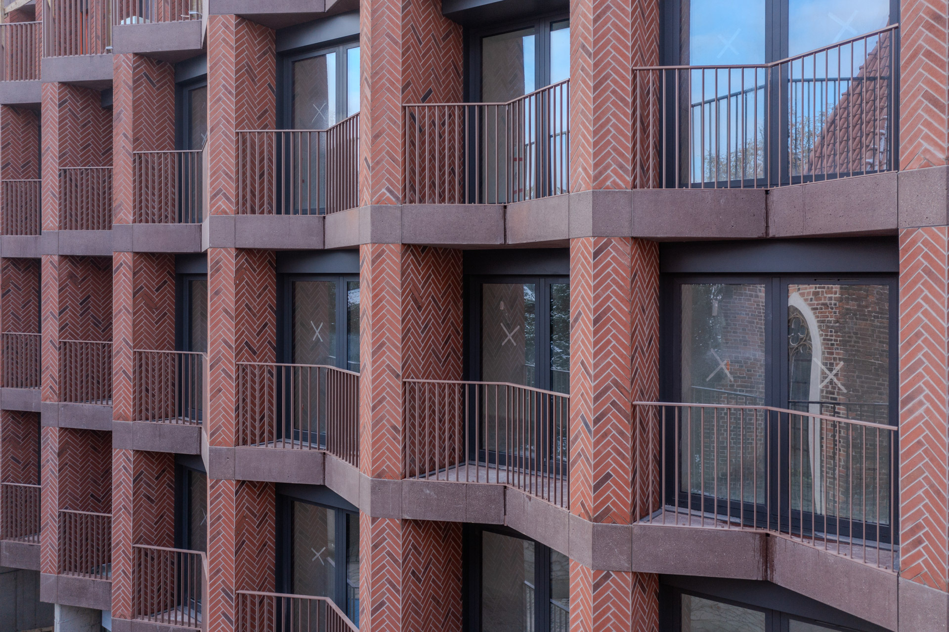 Elewacja apartamentowca wykonana z prefabrykatów
