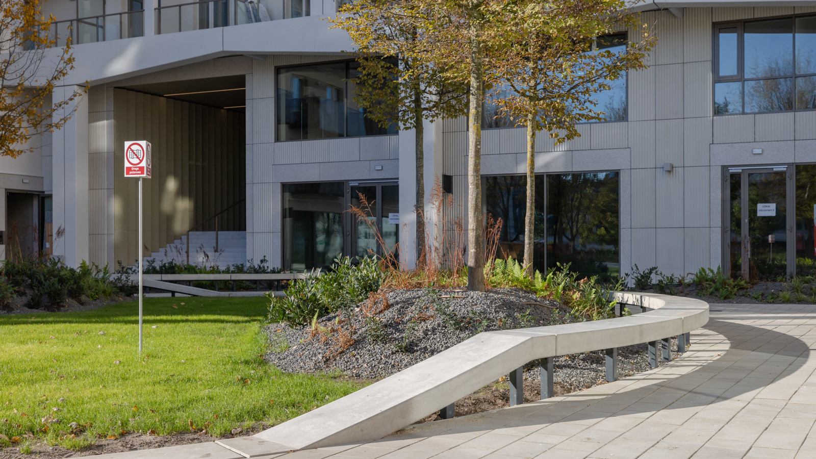 Ławka betonowa na osiedlu mieszkaniowym