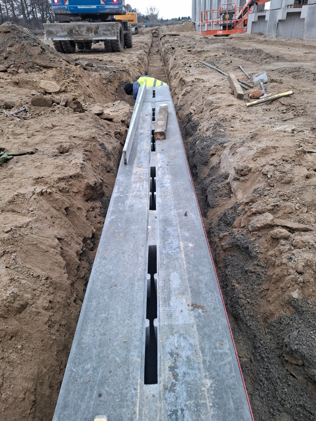 Zamontowane odwodnienie szczelinowe, liniowe przy hali przemysłowej.