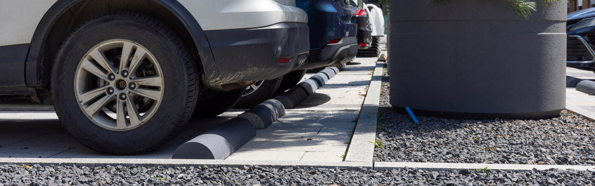 Ograniczniki parkingowe na miejscach postojowych