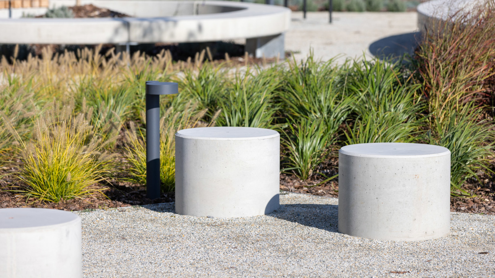 Betonowe siedziska Giro na placu przed biurowcem