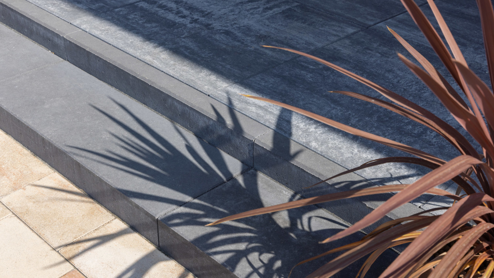 Wejście do domu wykonane ze stopni schodowych Scalino