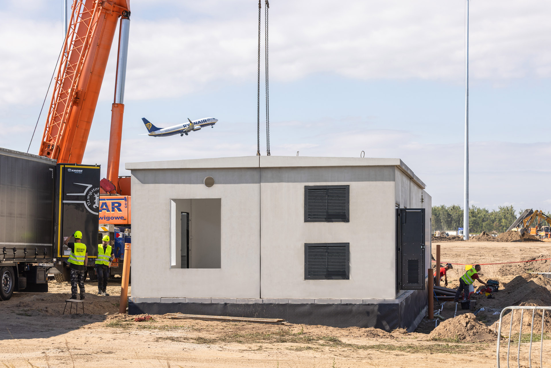 Montaż prefabrykowanej obudowy trafostacji