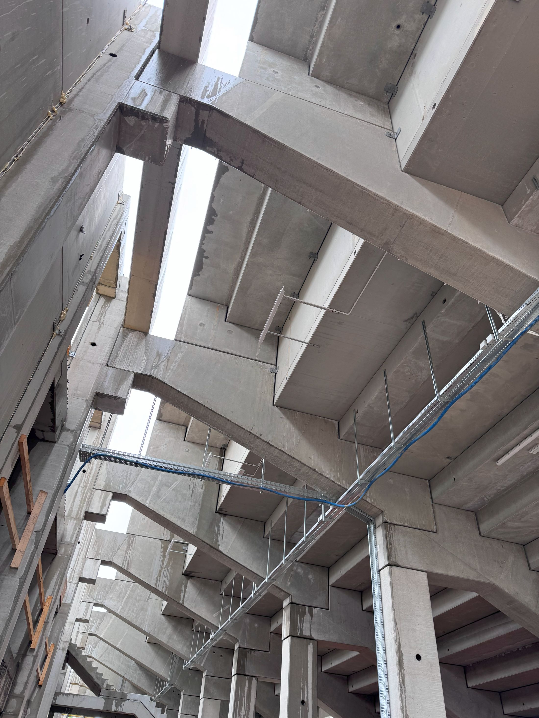 Widok na belki zębate i trybuny od dołu
