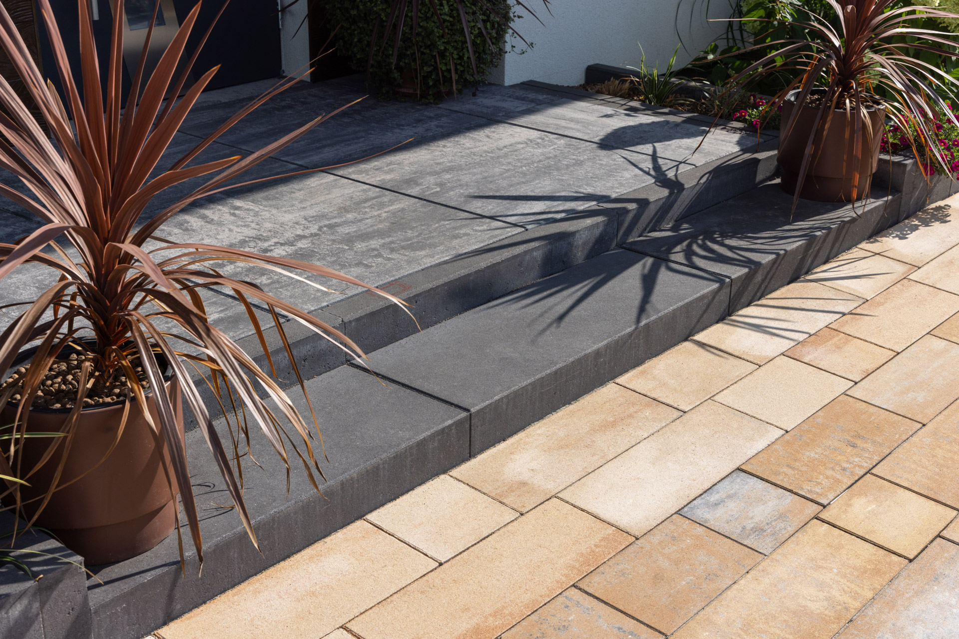 Kostka Pianola, Stopień Scalino i Płyty Quattro przy wejściu do domu