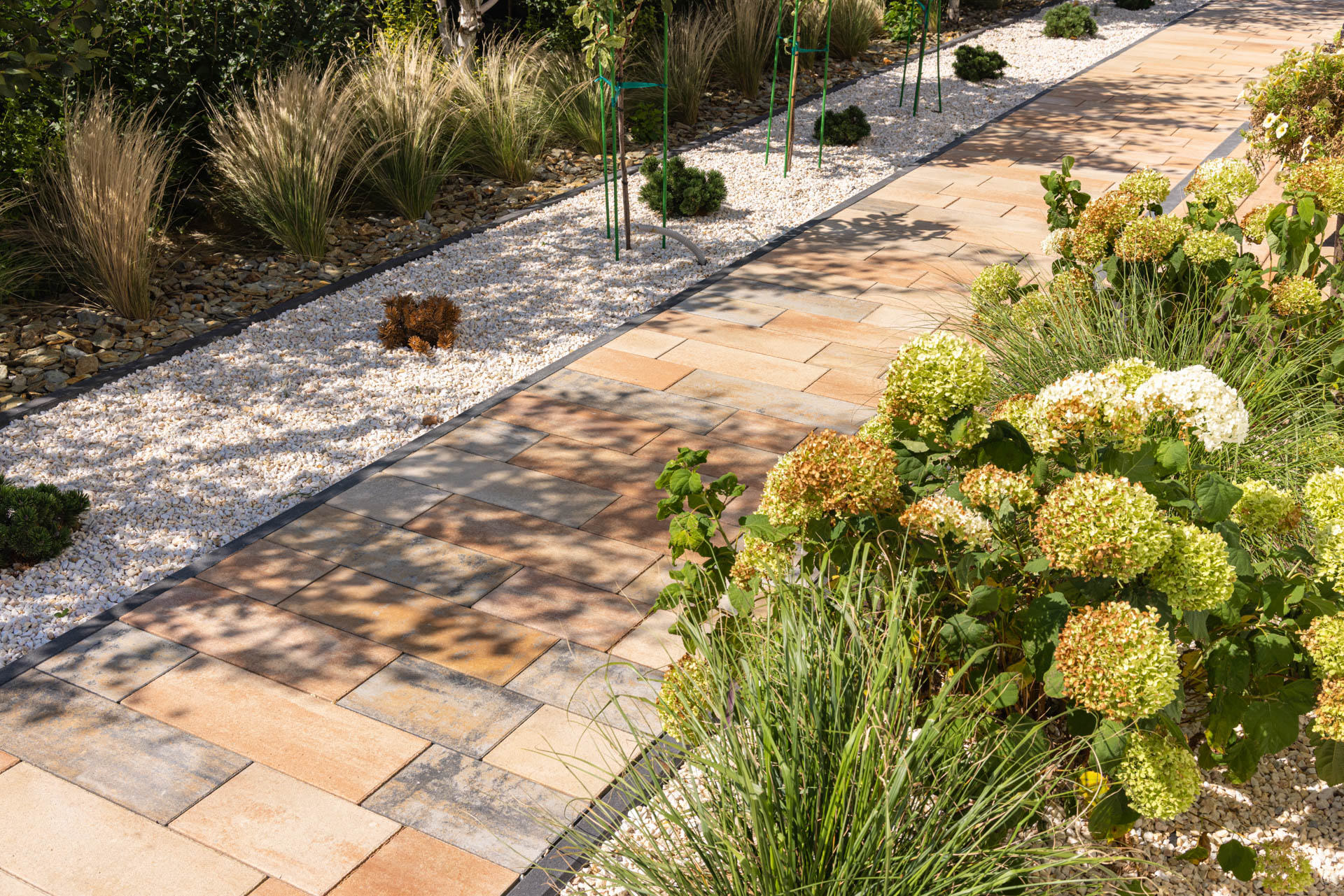 Przydomowa ścieżka z kostek brukowych Pianola