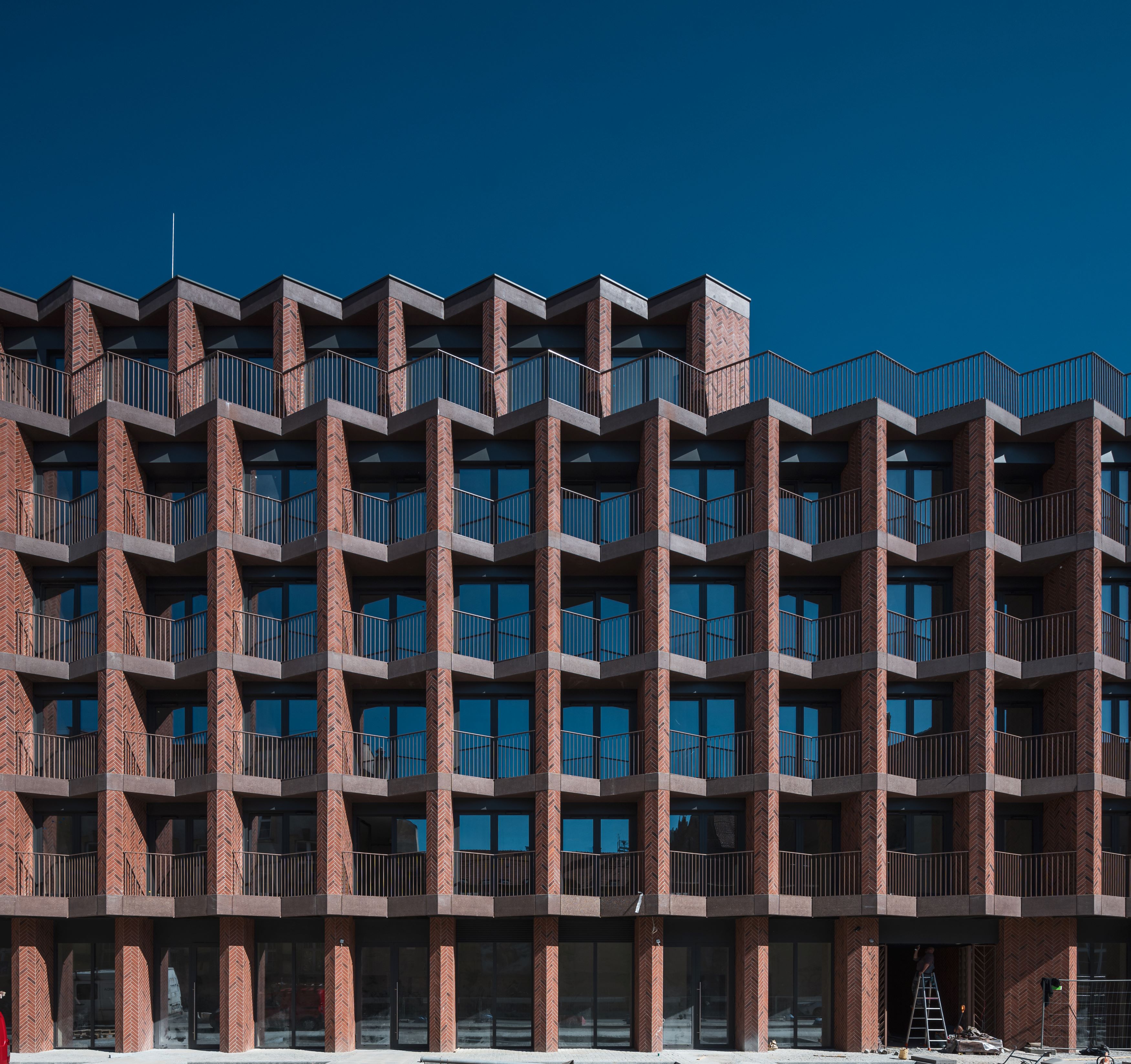 Elewacja apartamentowca wykonana z prefabrykatów