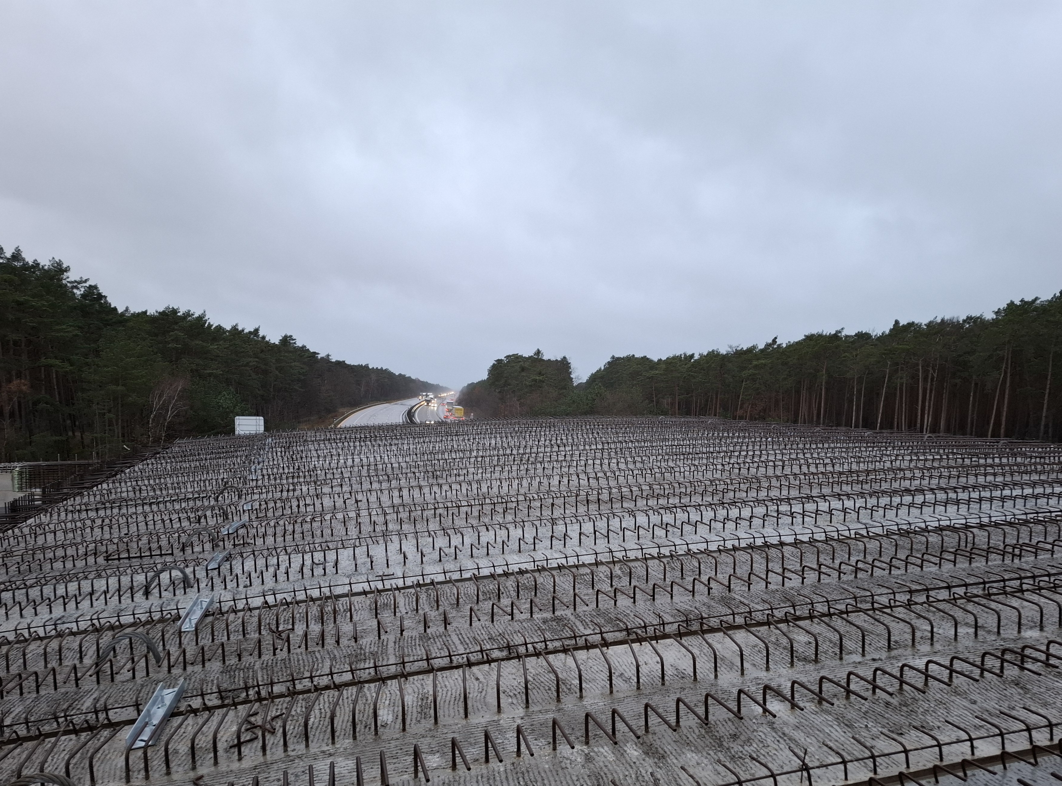 Konstrukcja przejścia dla zwięrząt wykonana z prefabrykowanych sprężonych belek kablobetonowych