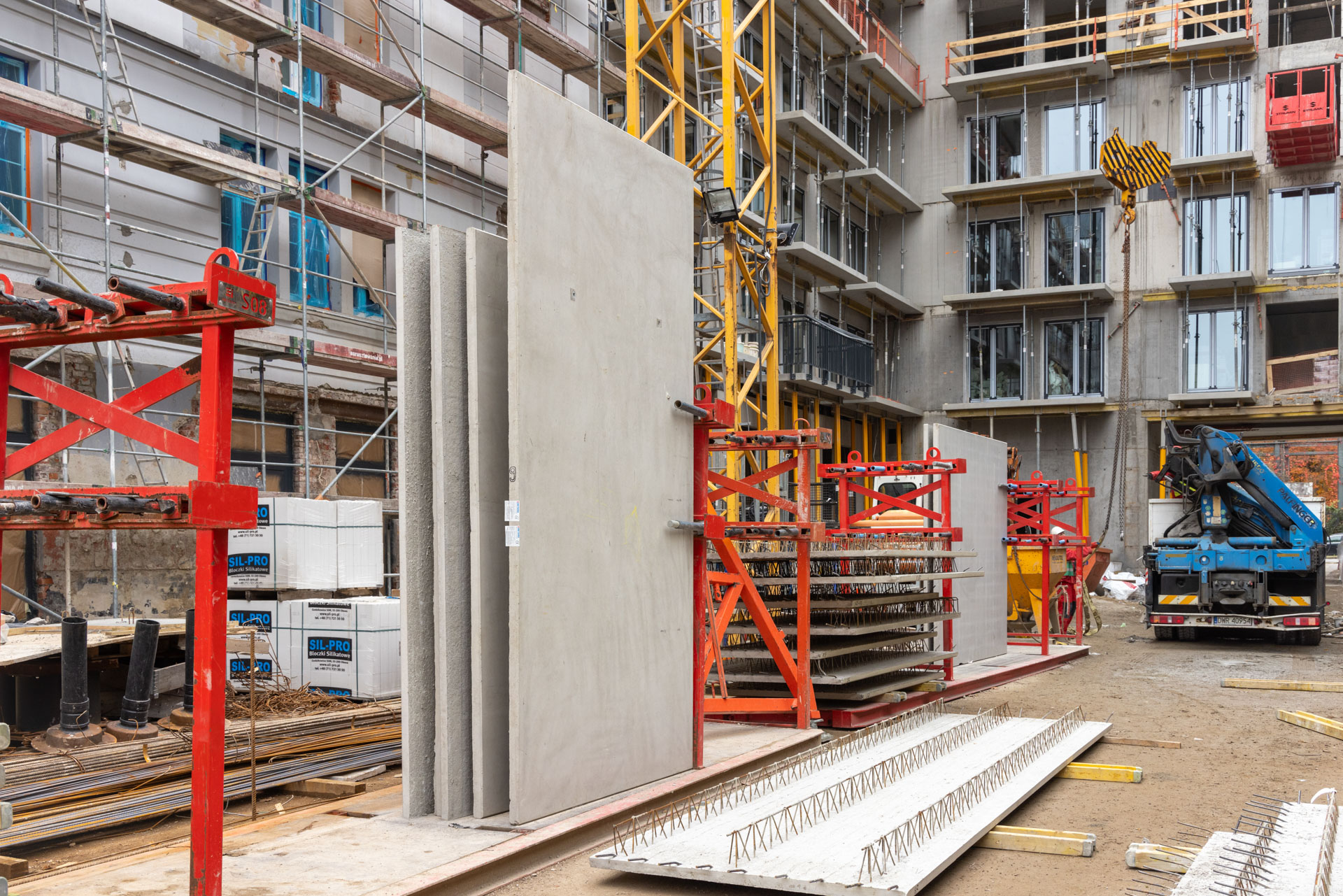 Budynek mieszkalno-usługowy z wykorzystaniem prefabrykatów betonowych