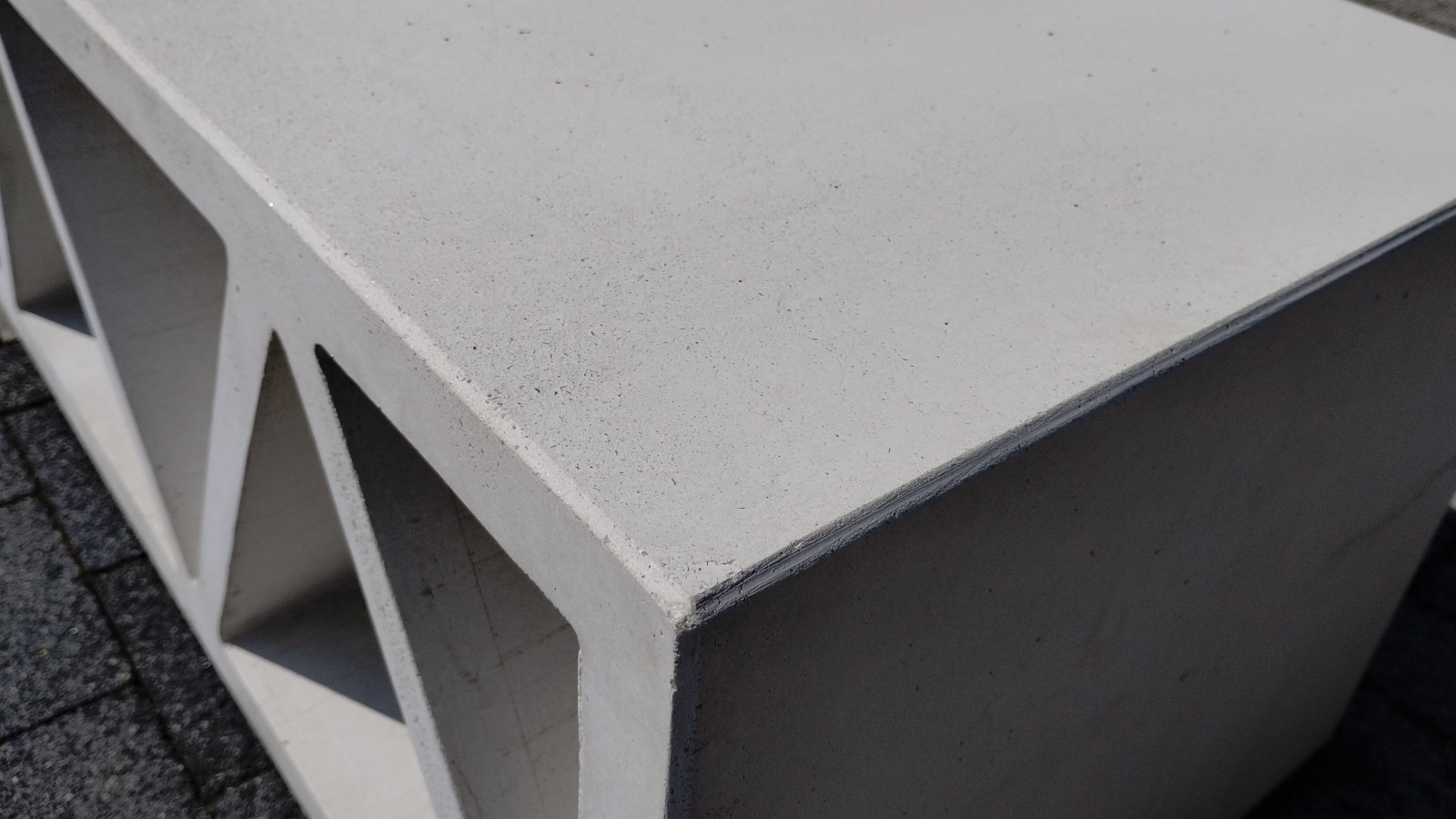 Betonowa Ławka Triga - zbliżenie na detale produktu