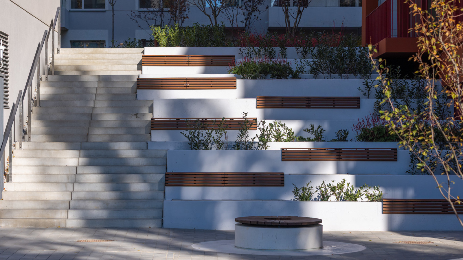 Betonowe siedziska i donice na osiedlu mieszkaniowym