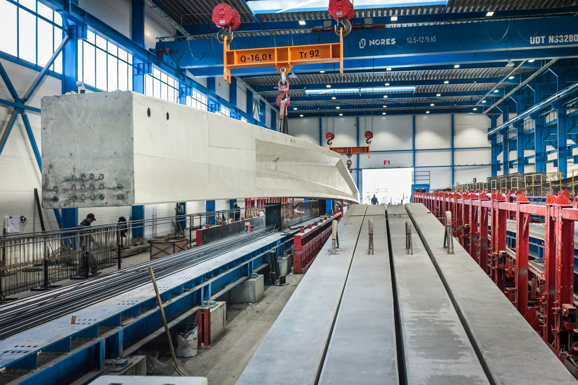 PREFABRYKOWANE ELEMENTY SPRĘŻONE W KONSTRUKCJACH DACHOWYCH