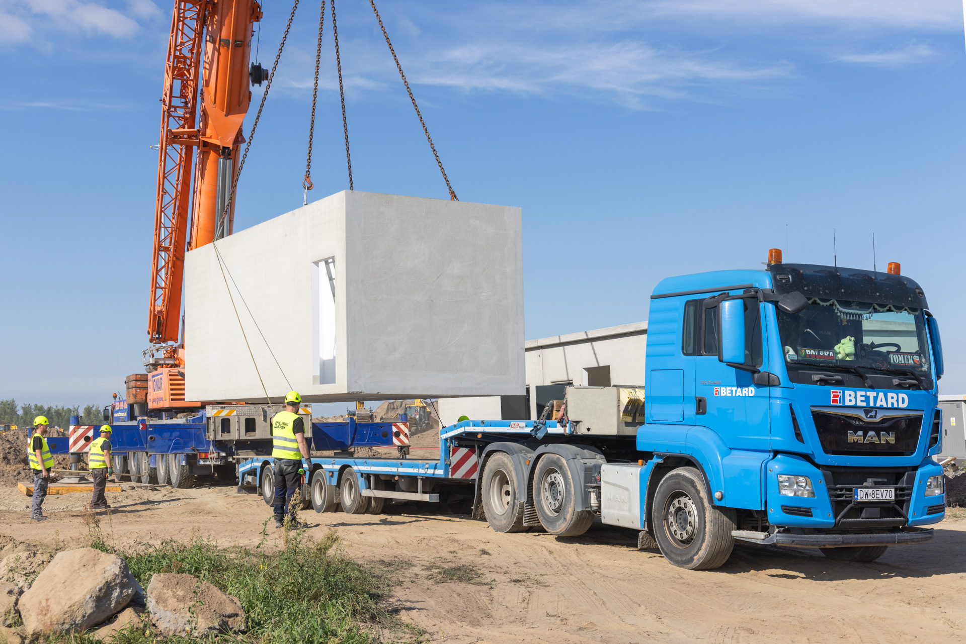 Rozładunek obudowy trafostacji