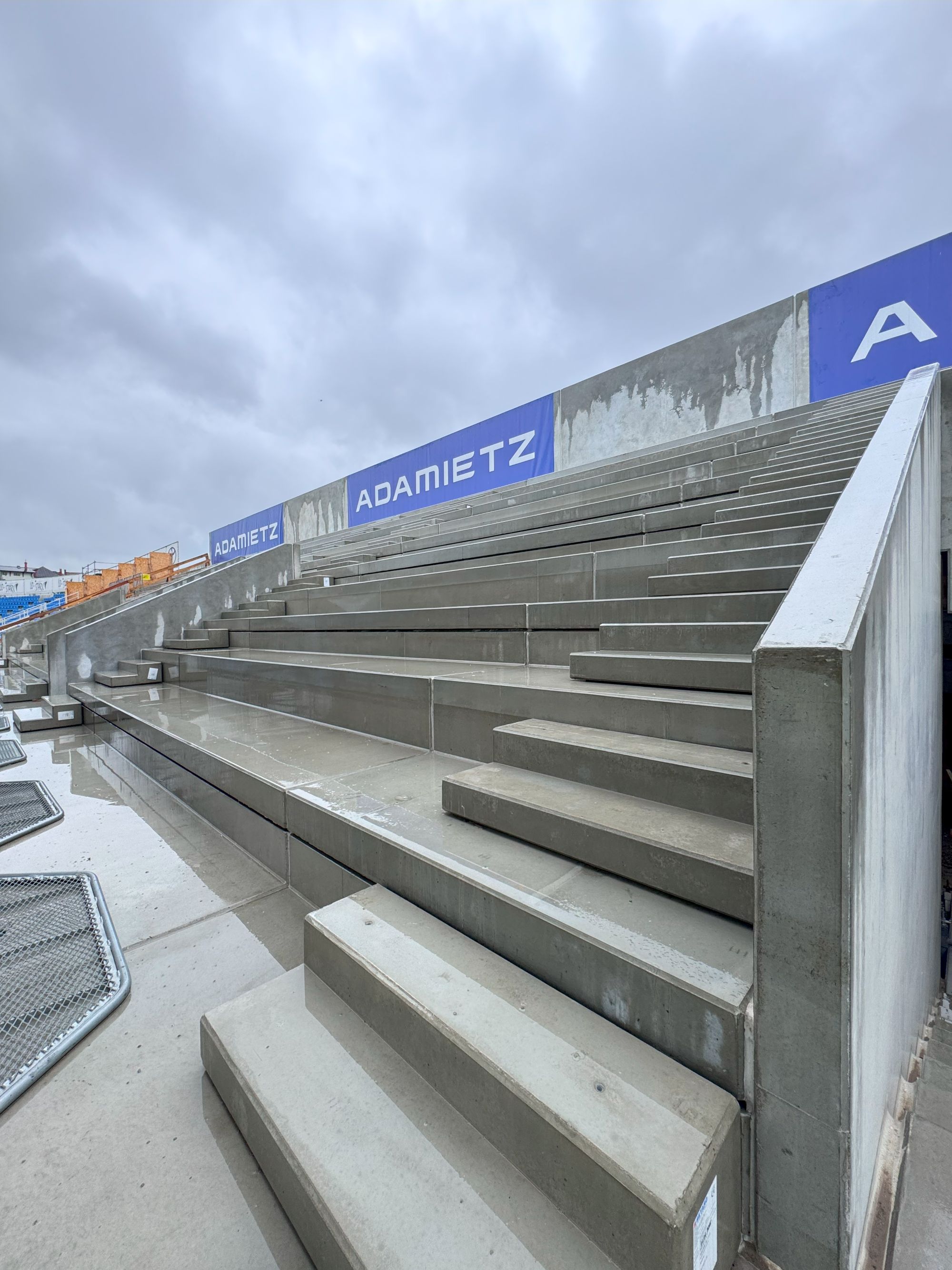 Trybuna prefabrykowana betonowa wraz ze stopniami komunikacyjnymi