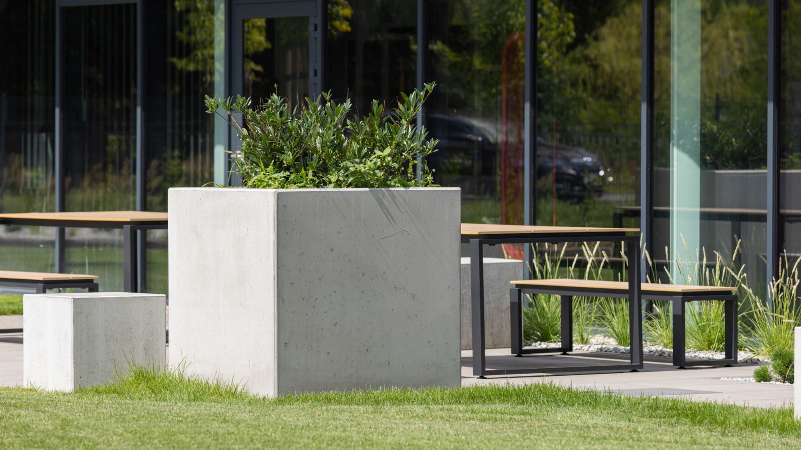 Betonowe siedziska i donice Cubo przed budynkiem biurowym