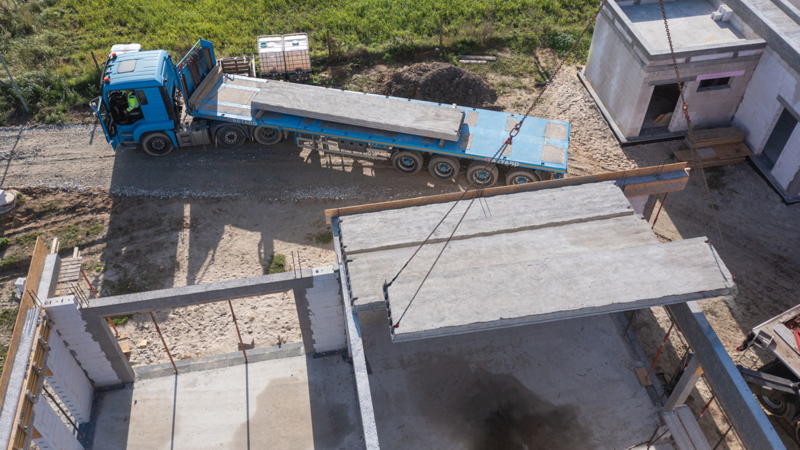 Montaż płyt kanałowych typu S na budynku