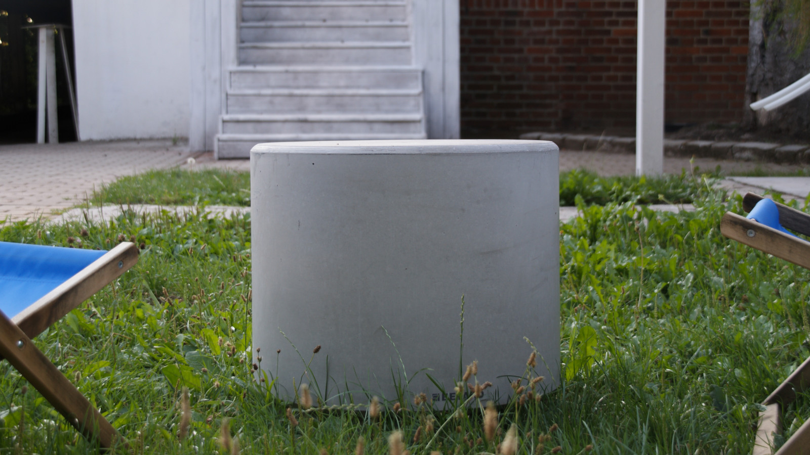 Betonowe Siedzisko Giro na trawie w formie stolika kawowego