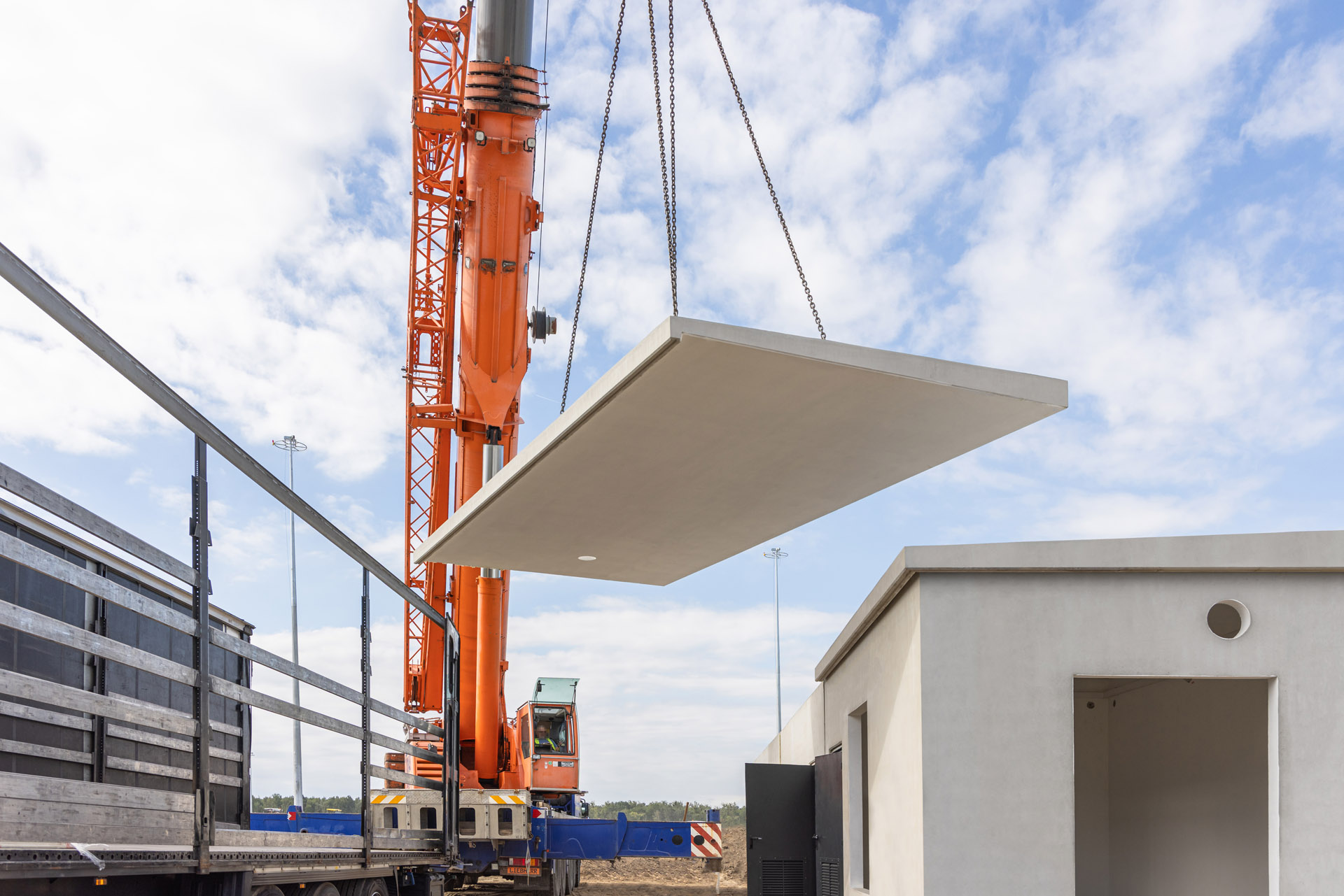 Montaż daszka obudowy trafostacji