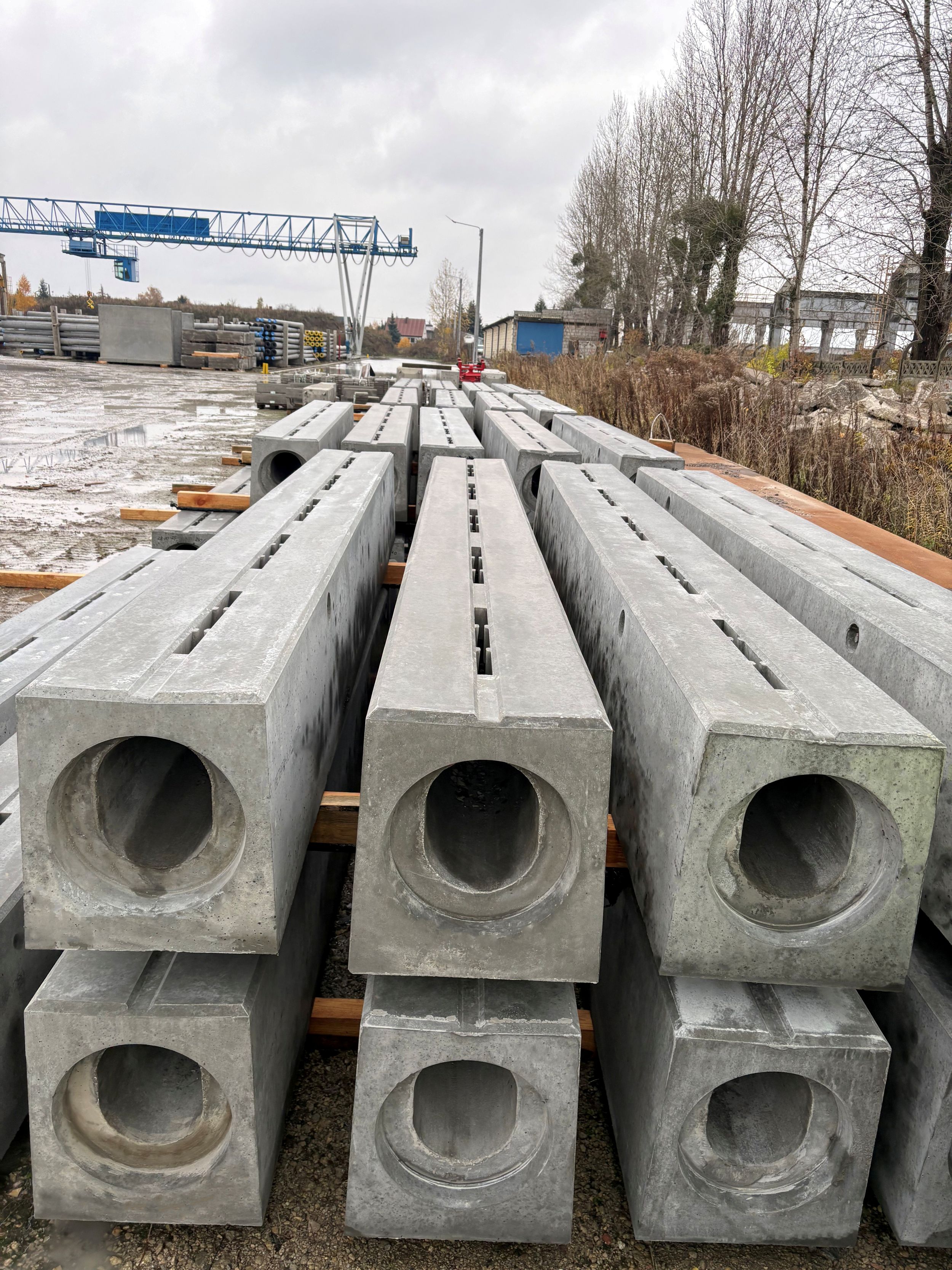 Widok betonowych korytek odwodnieniowych od czoła