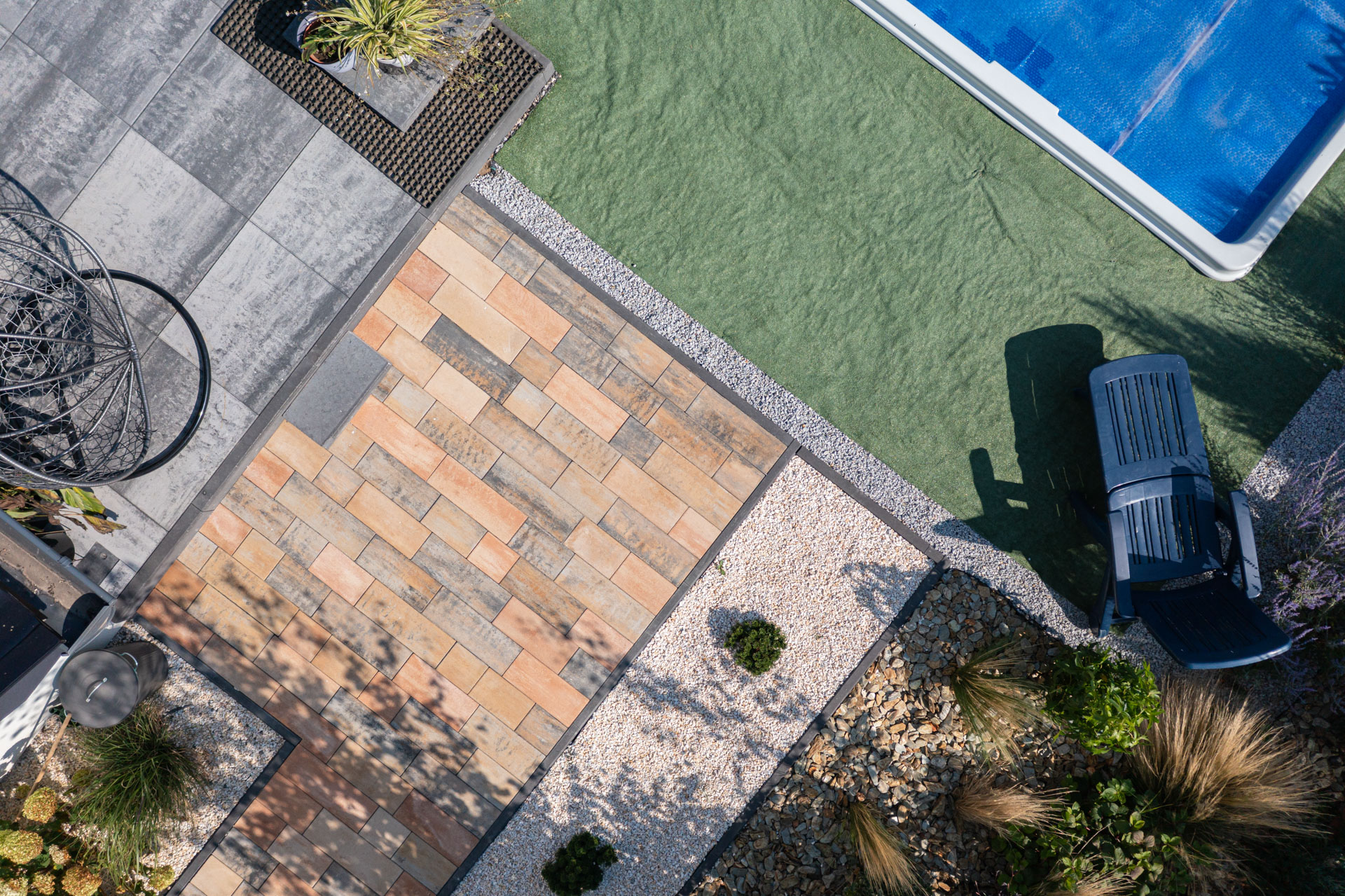 Widok z drona na fragment ścieżki i tarasu przy domu jednorodzinnym