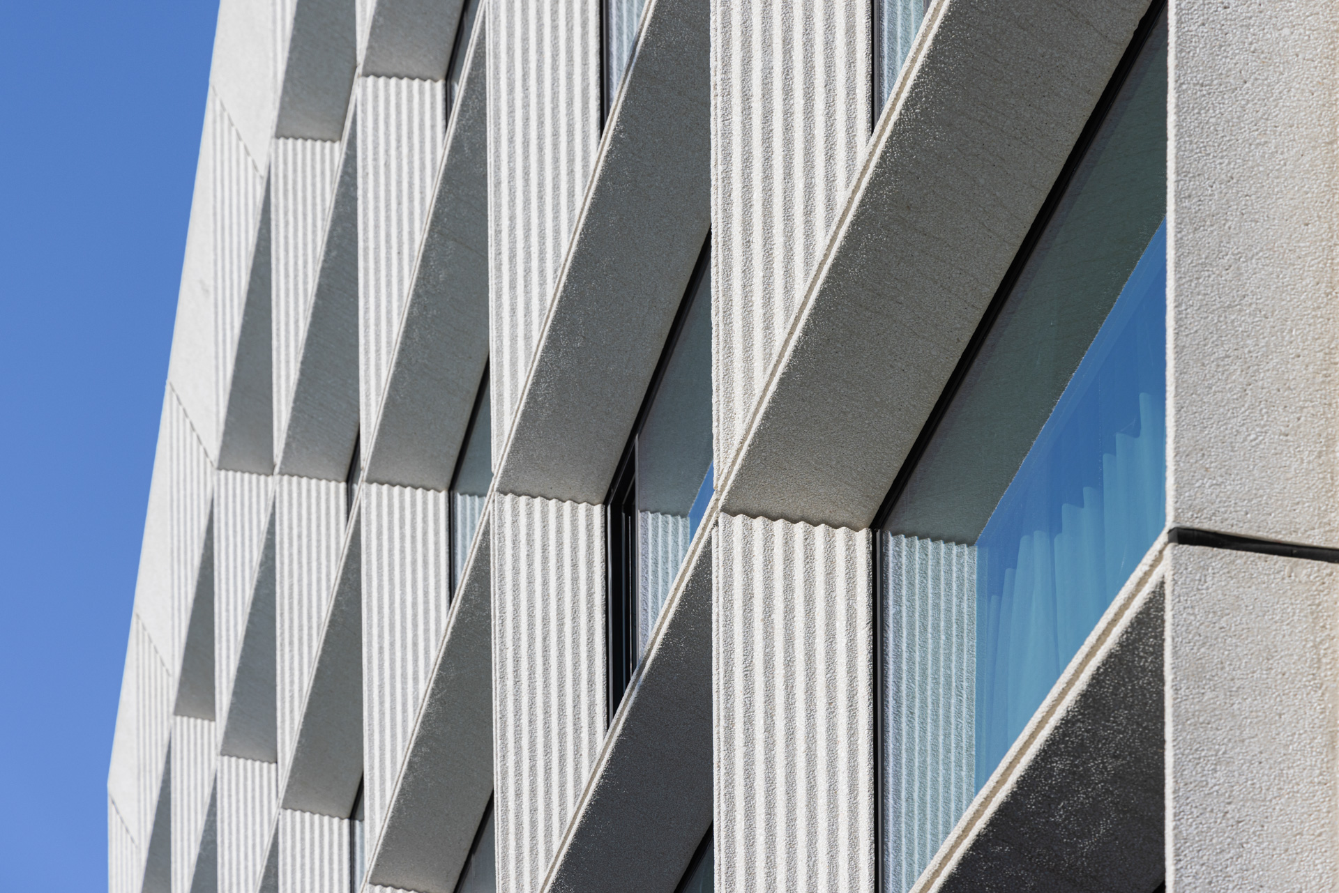 Prefabrykowane obramowania okienne z betonu architektonicznego na elewacji hotelu PURO.