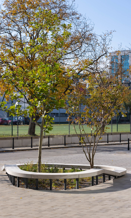 Betonowa ławka na osiedlu mieszkaniowym