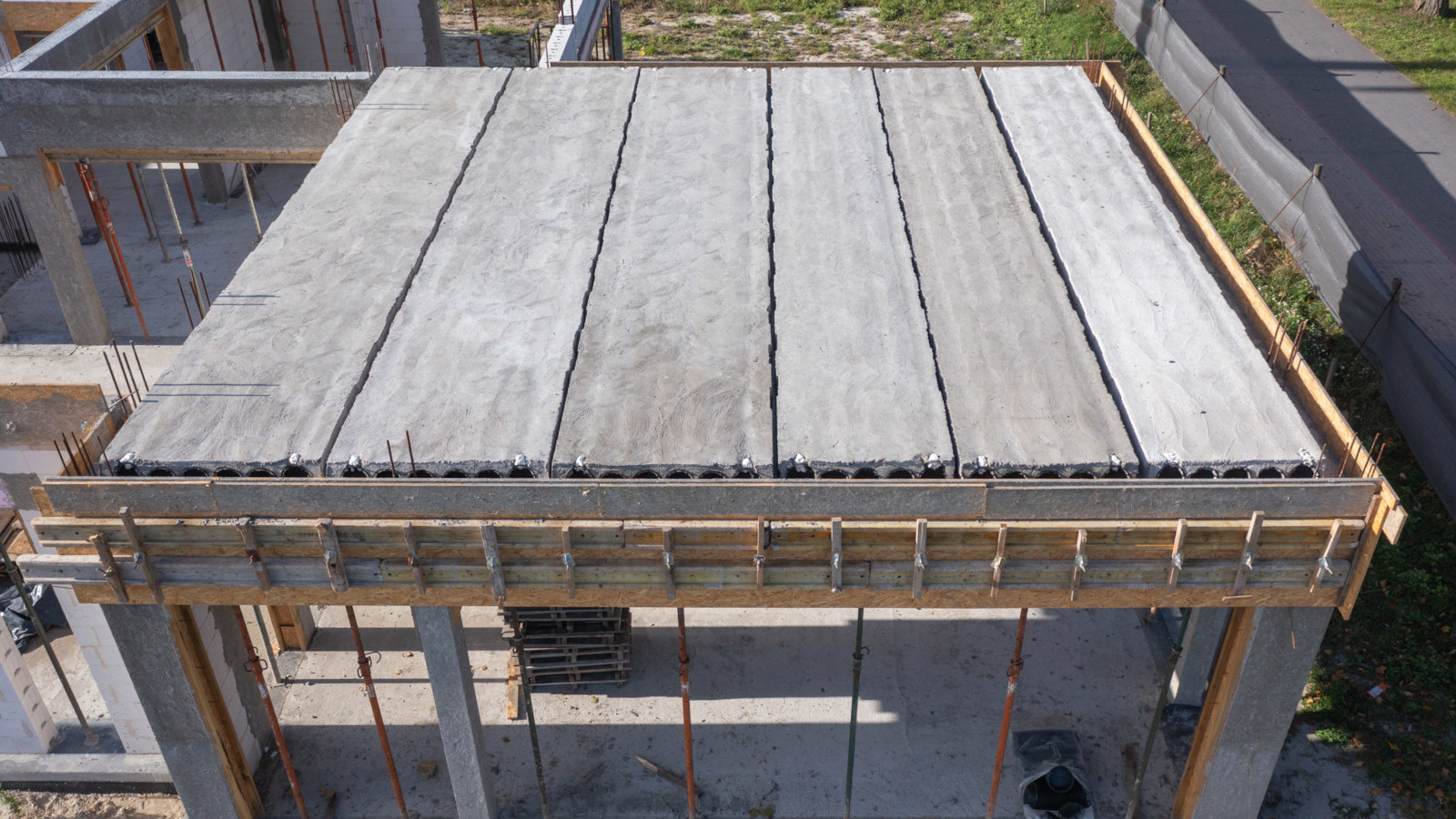 Montaż płyt kanałowych typu S na budynku