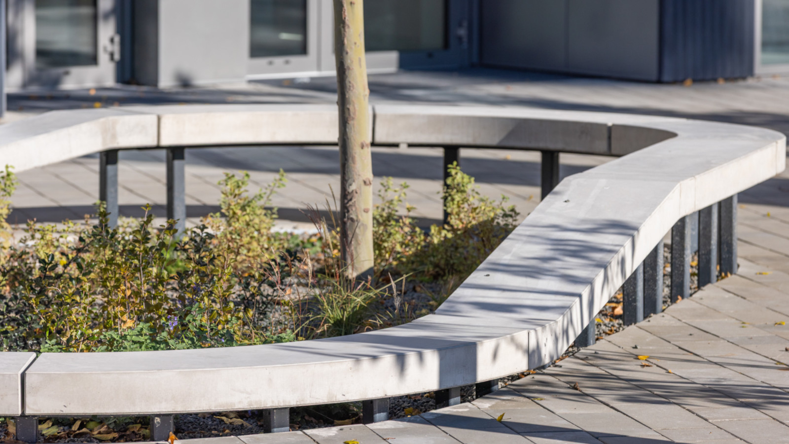 Ławka betonowa na osiedlu mieszkaniowym