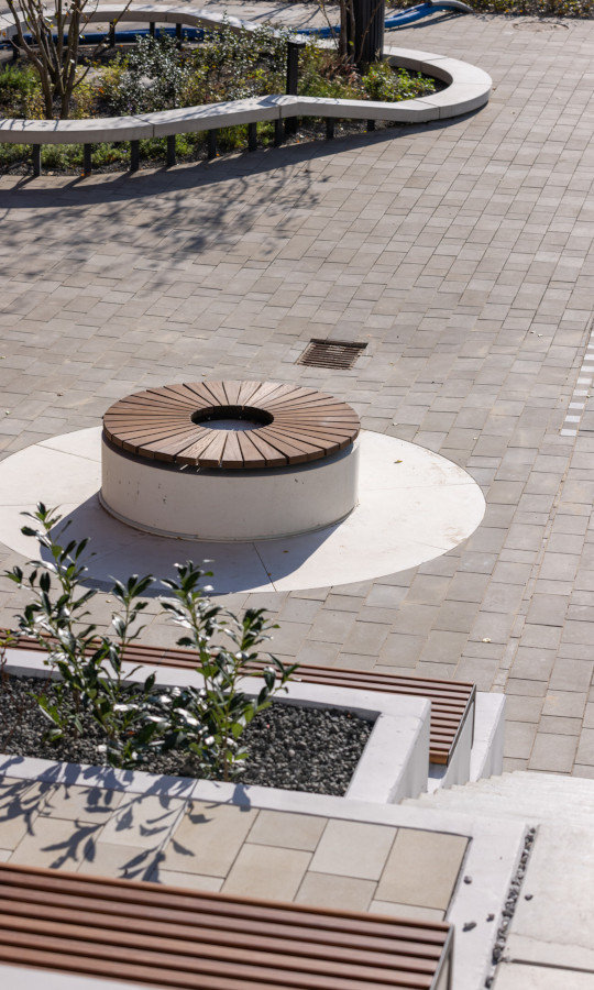 Okrągłe siedzisko z betonu na osiedlu mieszkaniowym