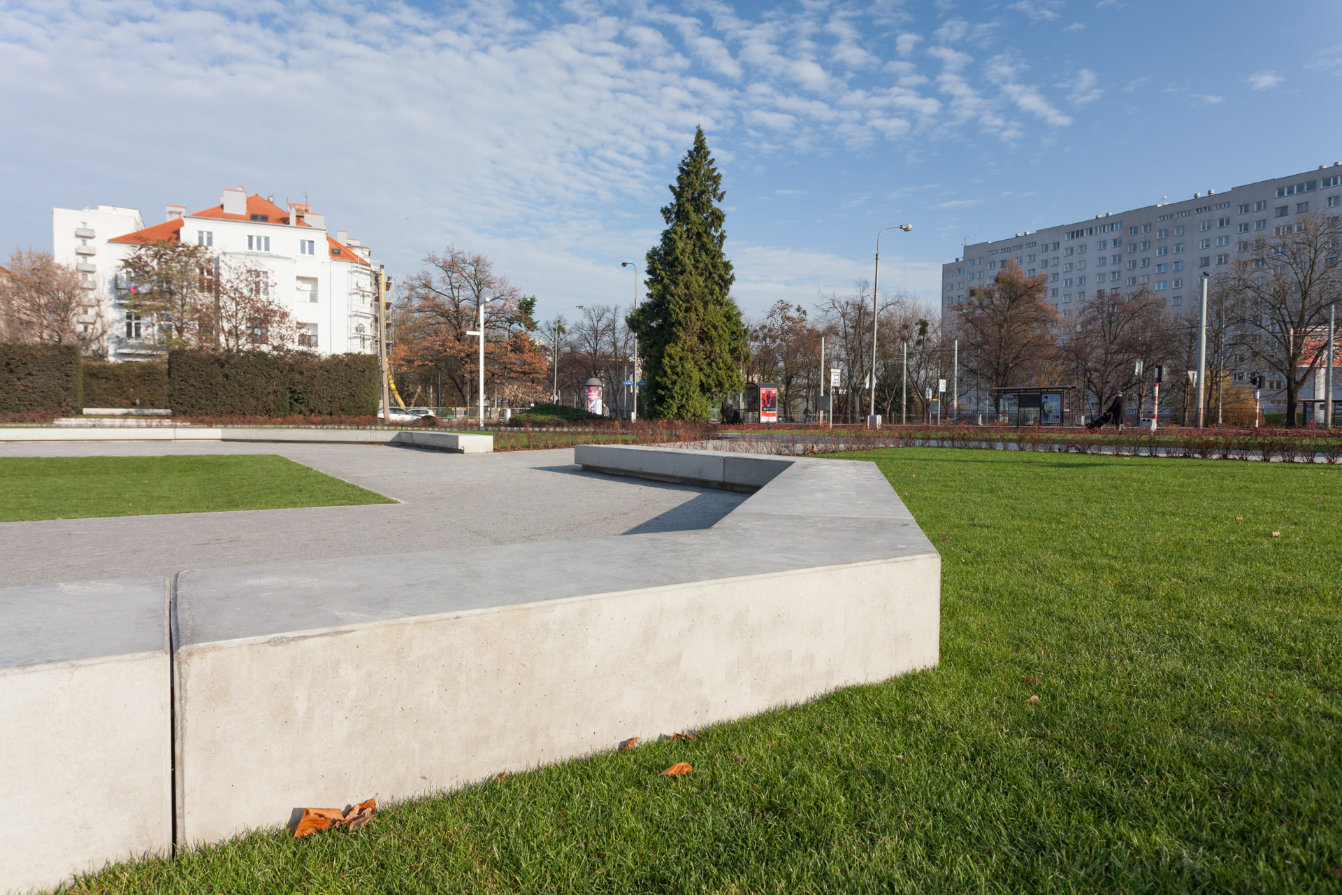 Betonowe siedziska na skwerze Wojciecha Korfantego we Wrocławiu