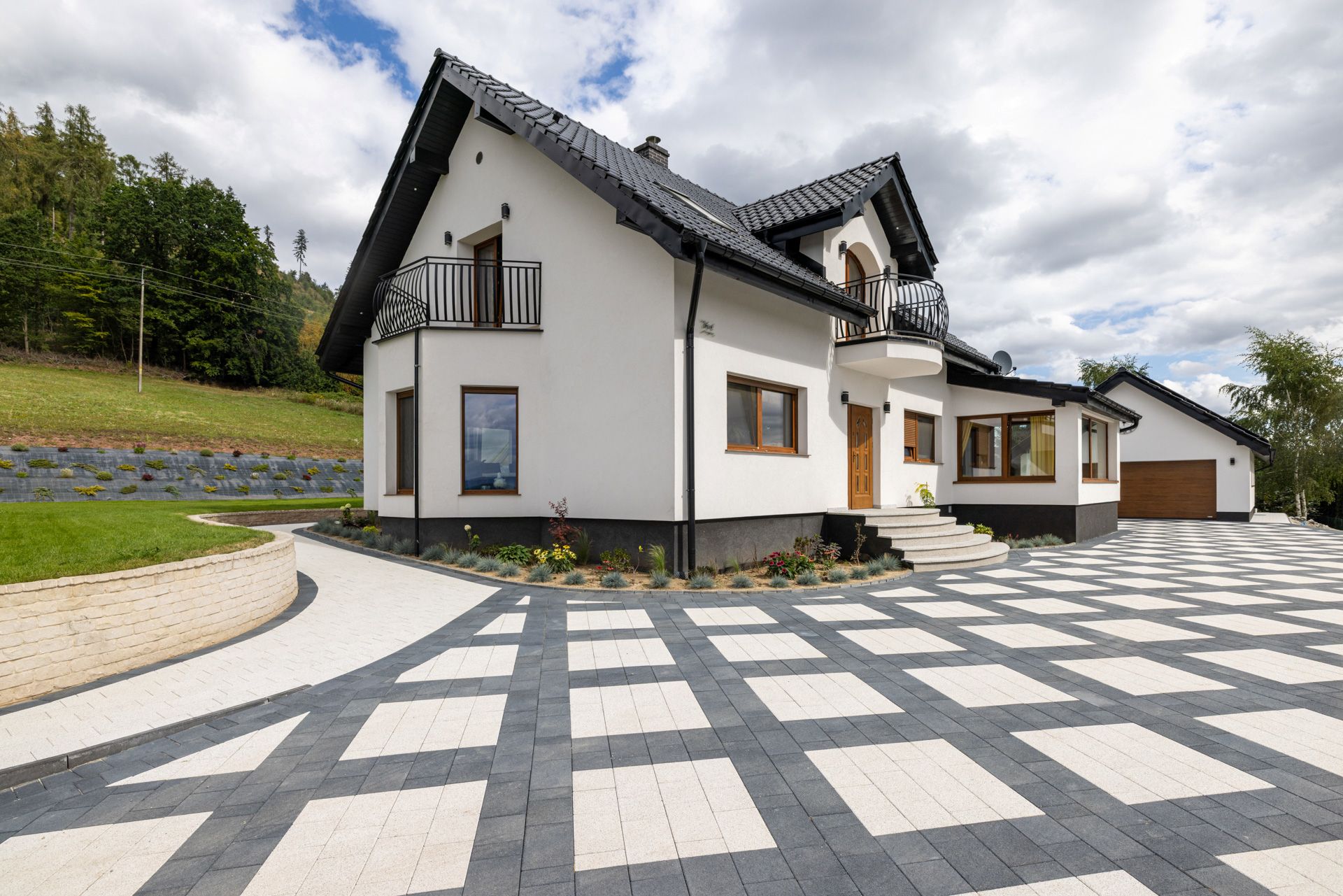 Podjazd z kostki brukowej Elementos przed domem prywatnym