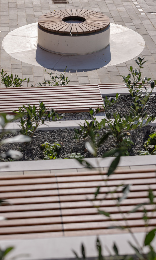 Okrągłe siedzisko z betonu na osiedlu mieszkaniowym