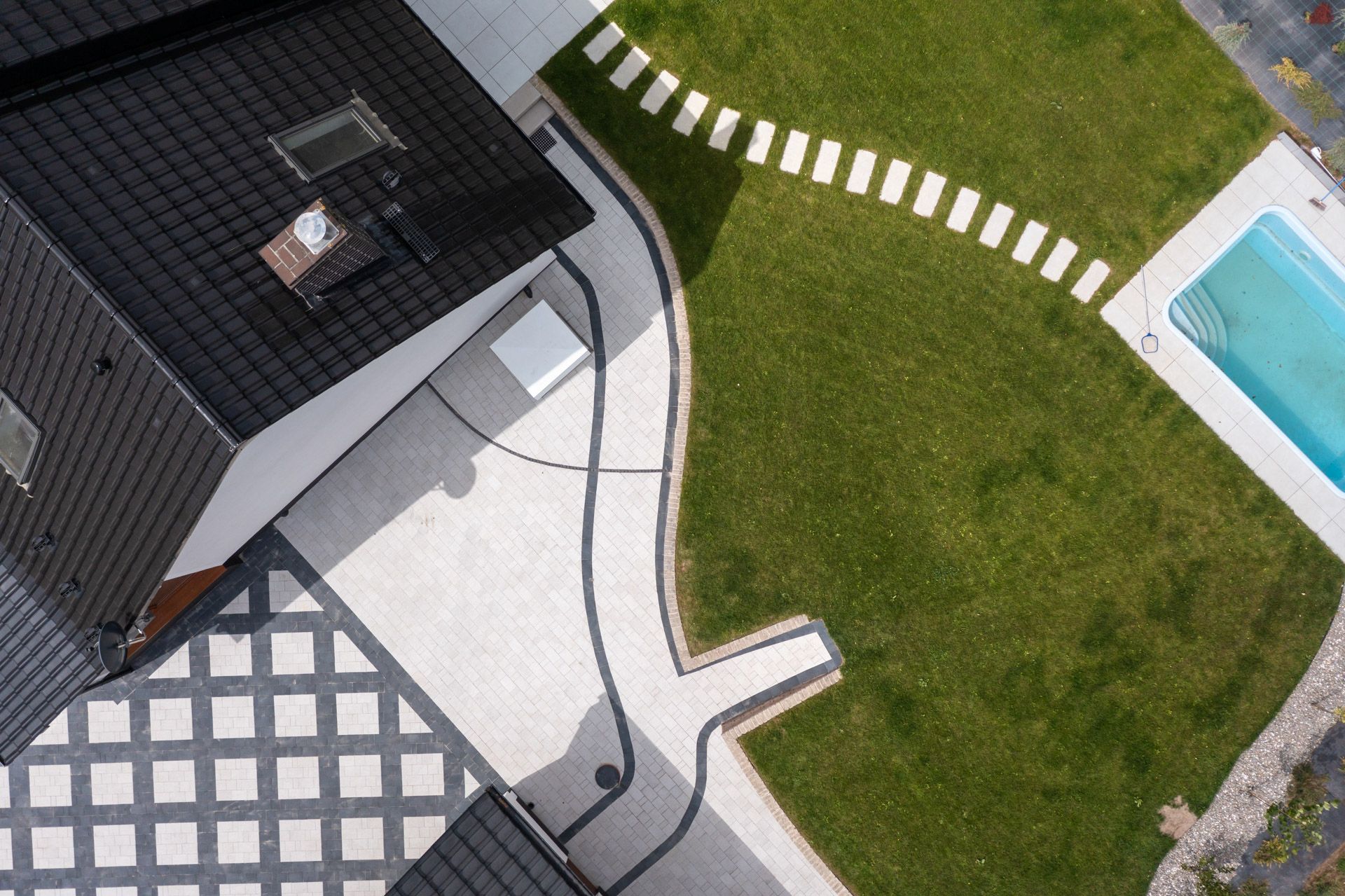 Otoczenie domu wykonane z kostki brukowej Elementos - widok z drona