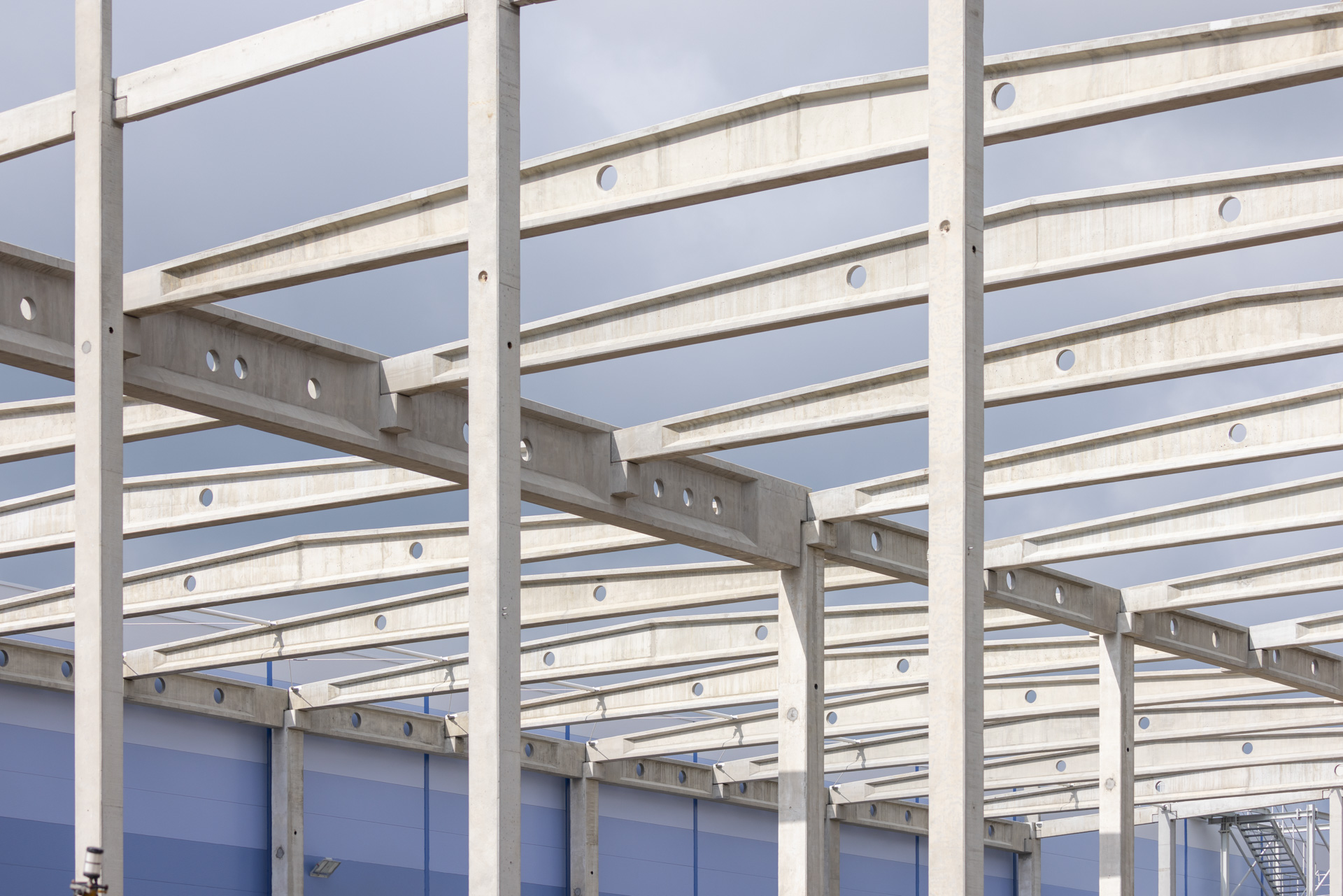 Betonowe prefabrykaty na halę logistyczno-magazynową