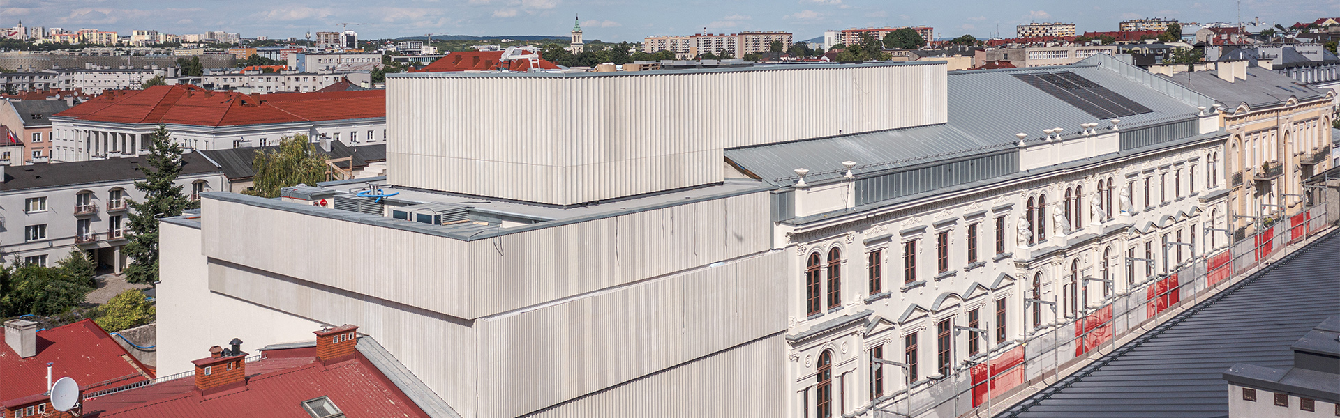 Widok na elewację teatru Żeromskiego w Kielcach
