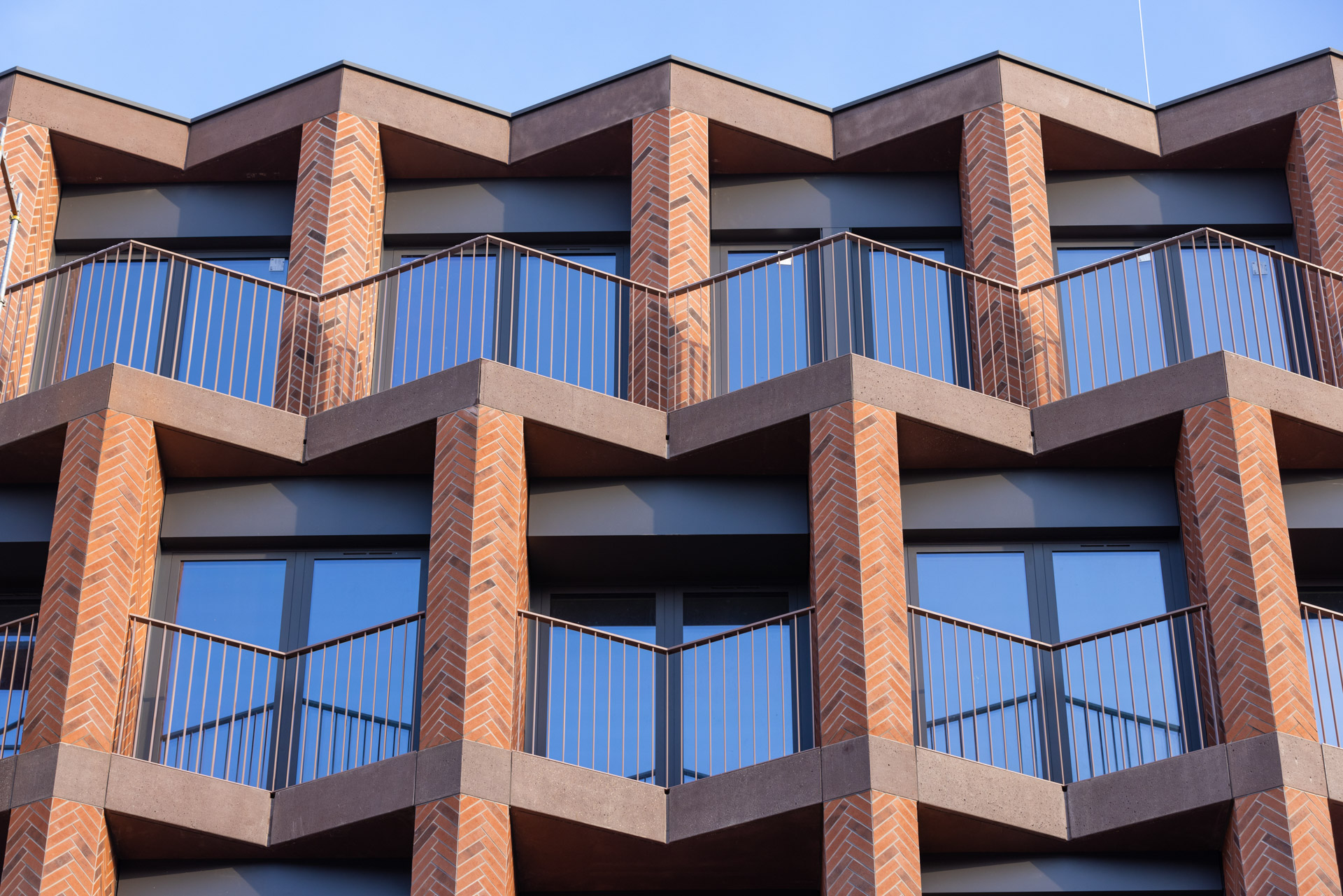 Elewacja apartamentowca wykonana z prefabrykatów